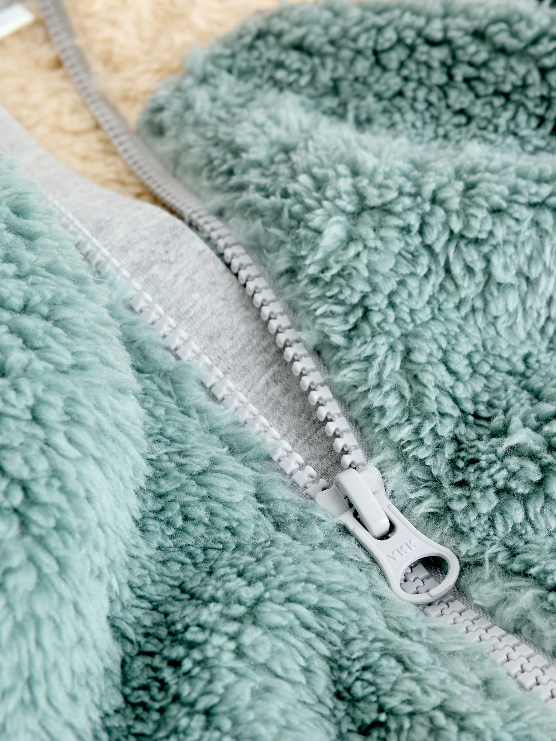 Mineraalkleurig - Kleurgeblokkeerde fleece pyjama