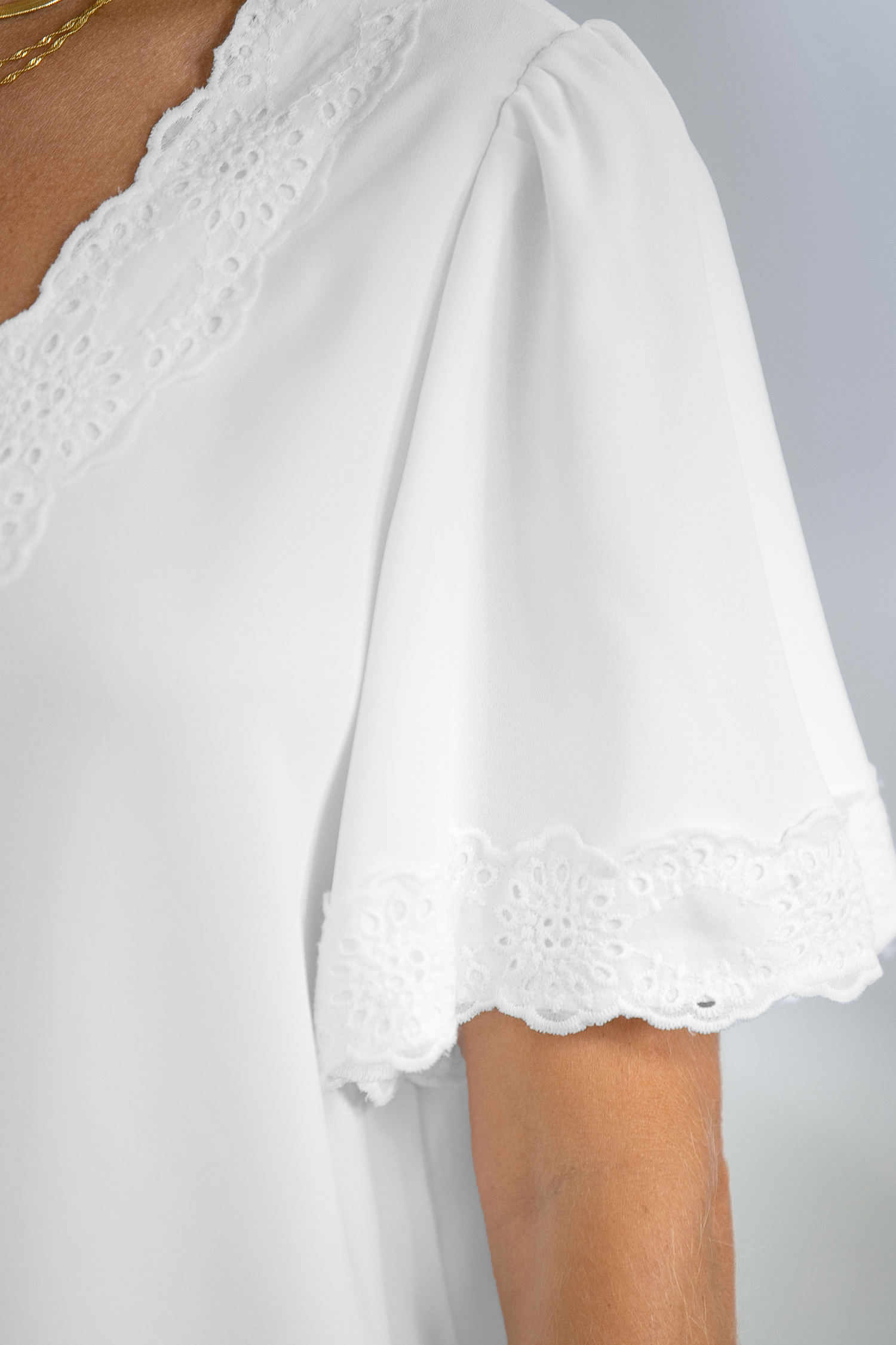 Haut en dentelle avec manches à volants blanc