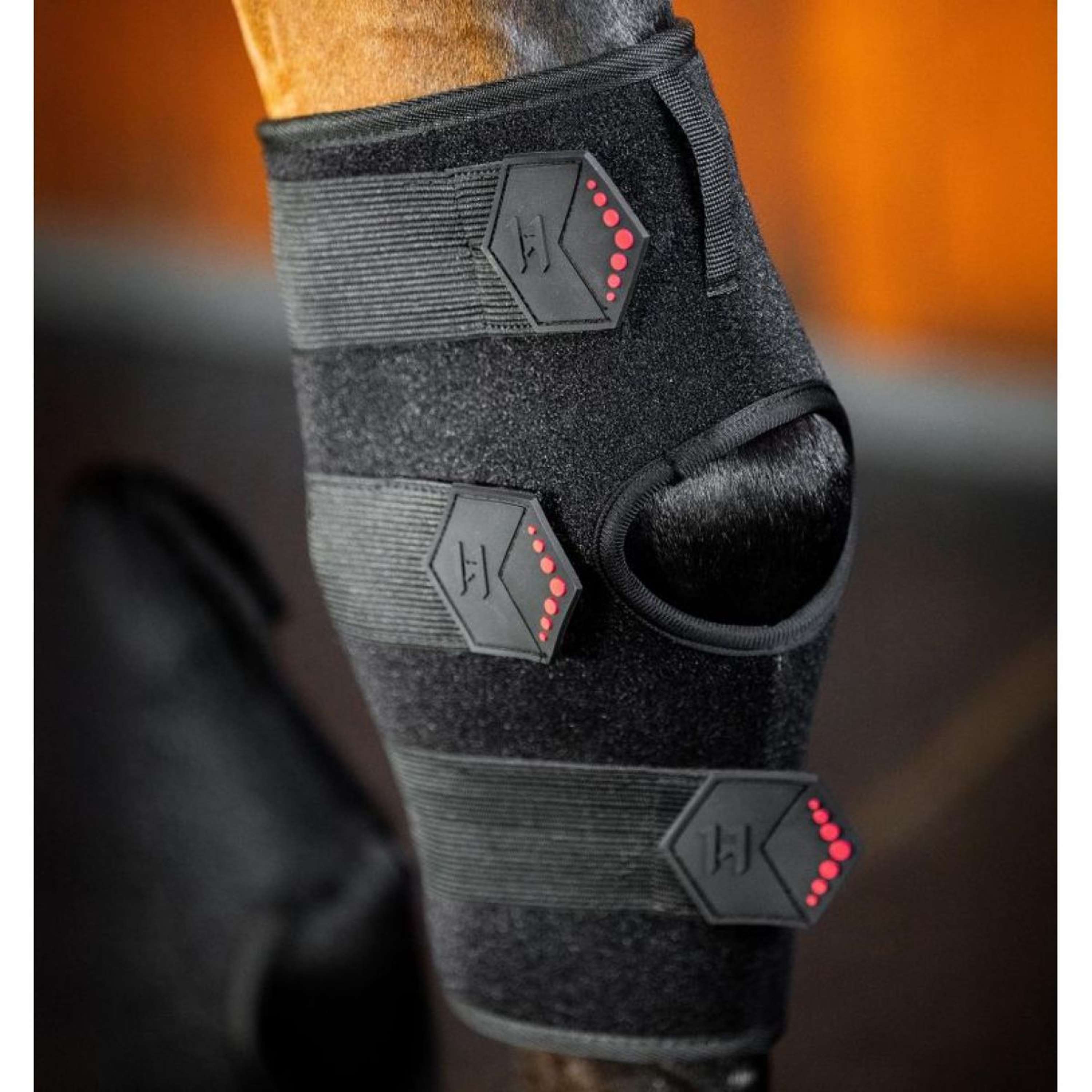 Horseware LED Red Light Therapy Left Hock Boot Zwart