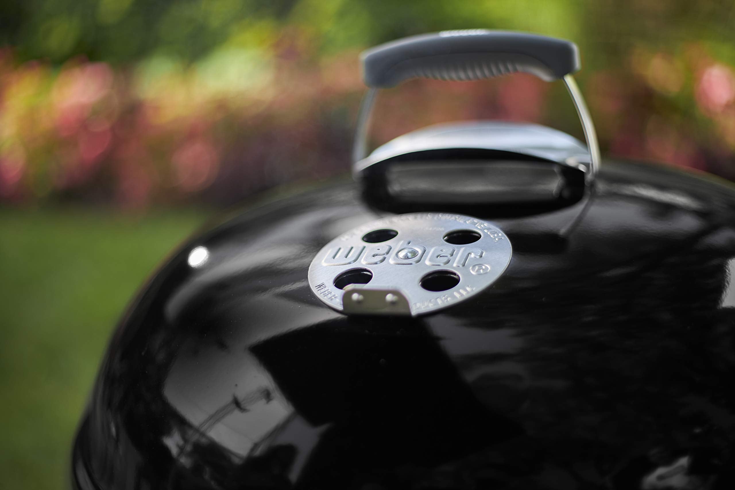 Weber Classic Kettle barbecue au charbon de bois, surface de cuisson Ø 57cm, barbecue avec couvercle et cuve en acier emaillé, thermomètre intégré au couvercle, trépied et roues – Noir (1341504)