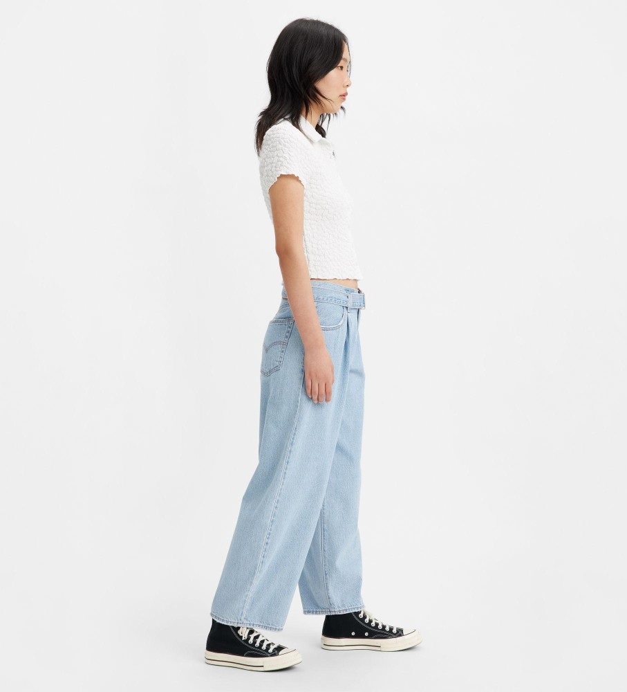Calça jeans Levi's com cinto, modelo baggy, cor índigo claro.
