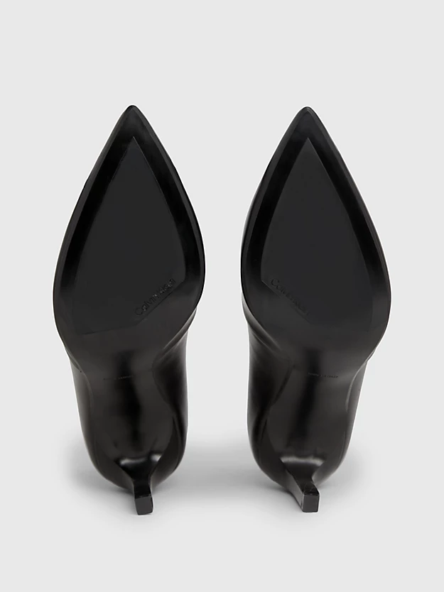 Sapatos de couro com salto agulha