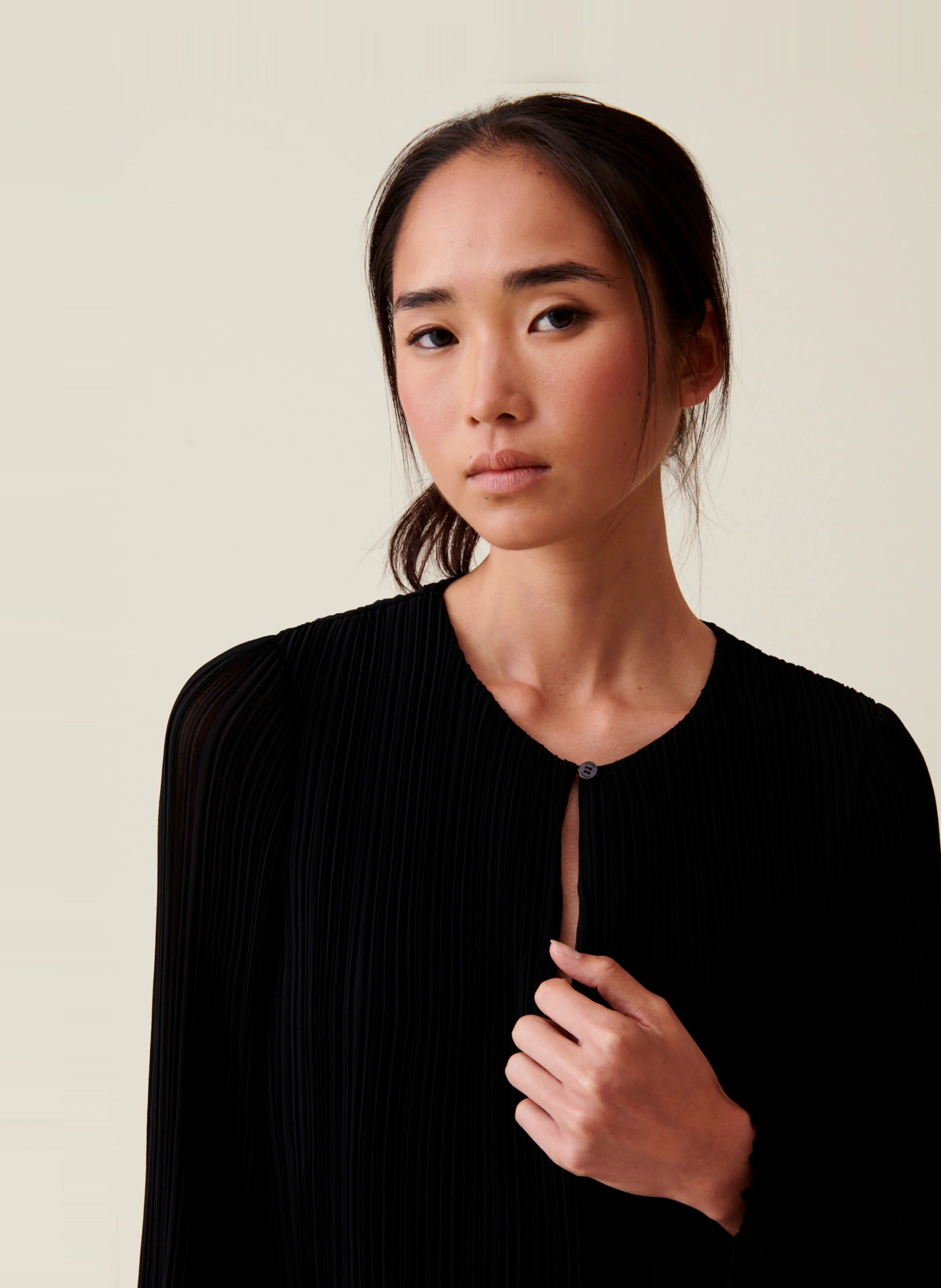 Robe courte col rond plissée | Noir