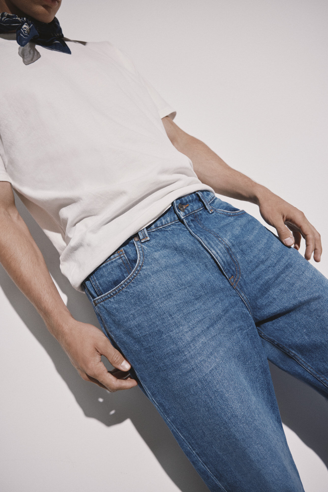 Calça jeans regular de lavagem média e estilo descontraído