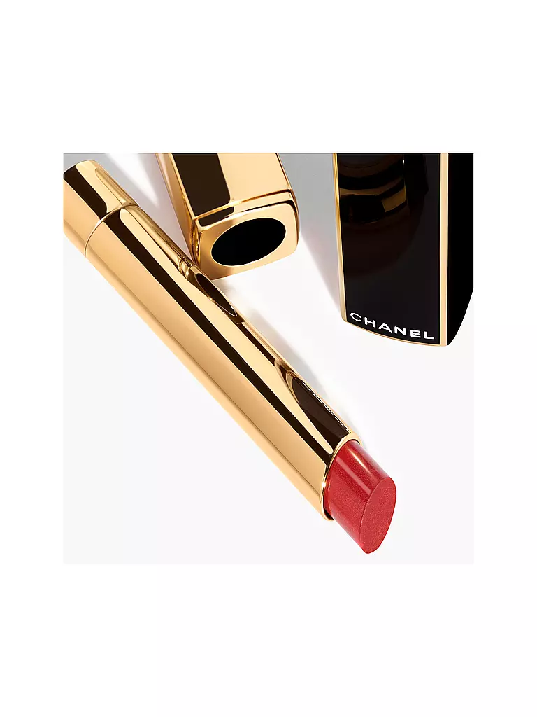 CHANEL FARBINTENSIVER LIPPENSTIFT. KONZENTRIERTE LEUCHTKRAFT UND PFLEGE. NACHFÜLLBAR 2G beere