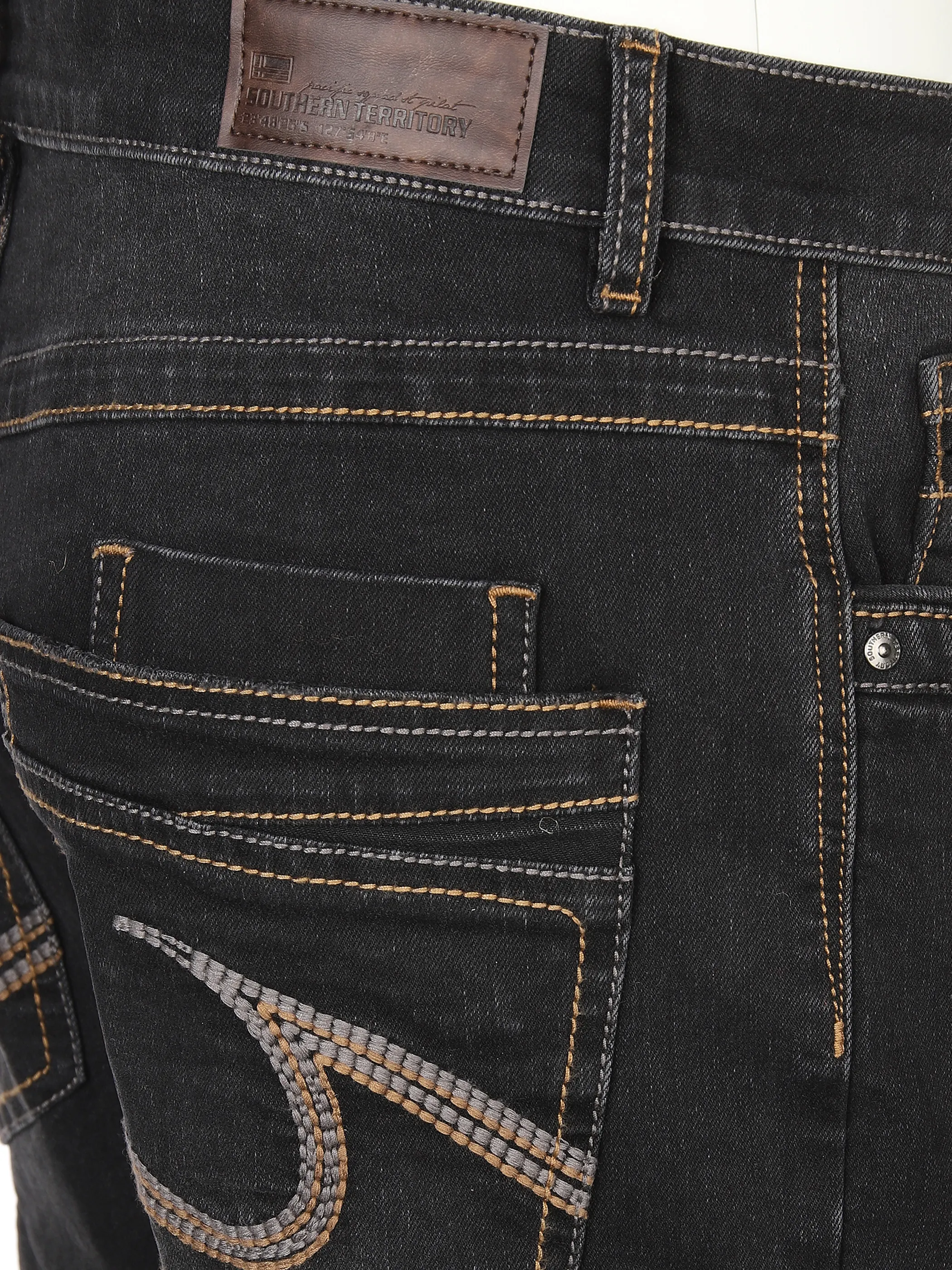Herren Jeanshose mit Ziernähten am Gesäß