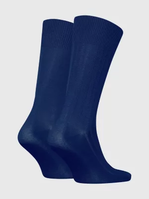 Pacote com 2 pares de meias clássicas listradas em tons diferentes.
