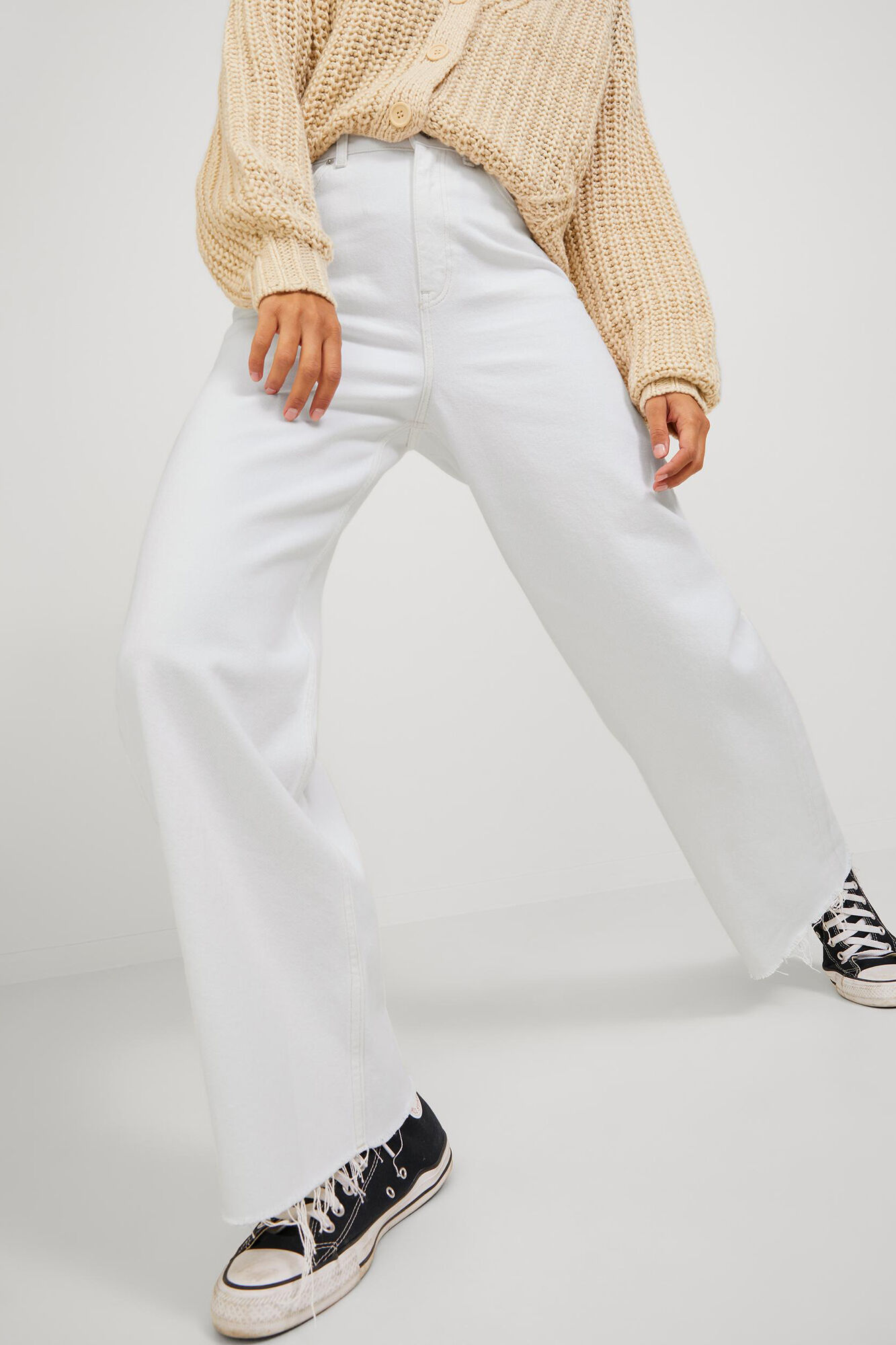calça jeans branca de perna larga