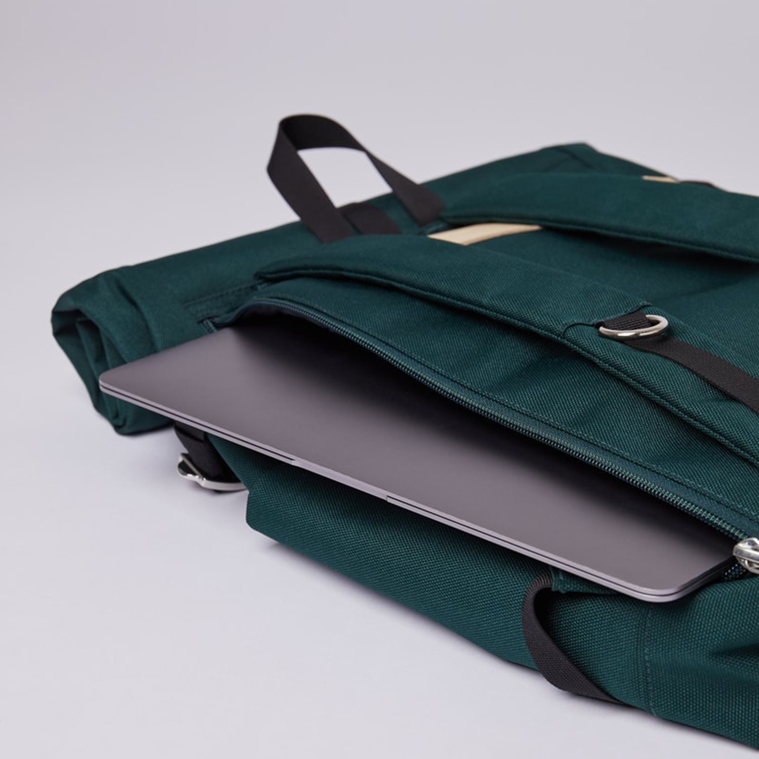 Sandqvist Ilon Backpack dark green with natural leather