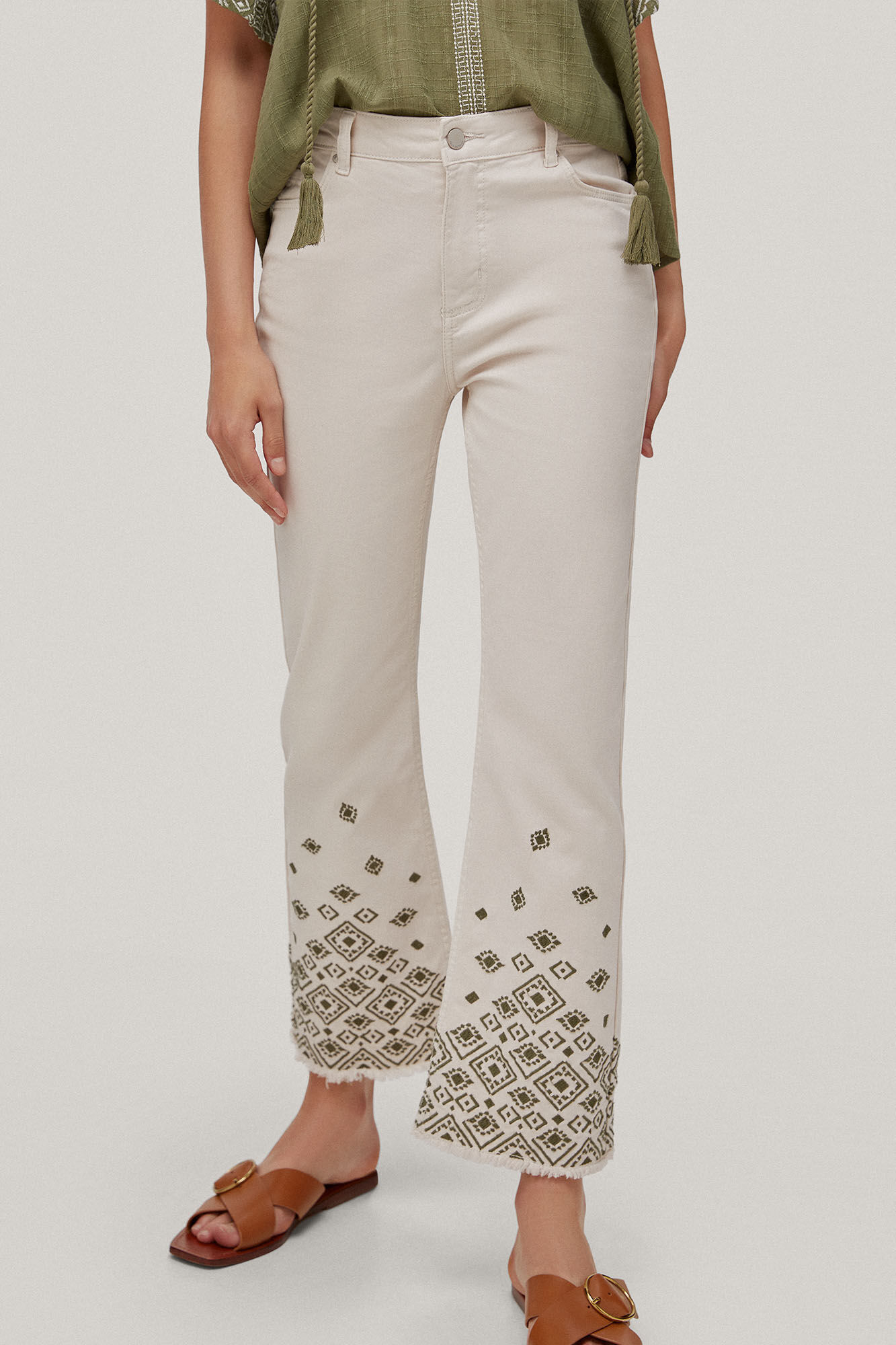 Calça jeans flare com 5 bolsos e bordado - Bege