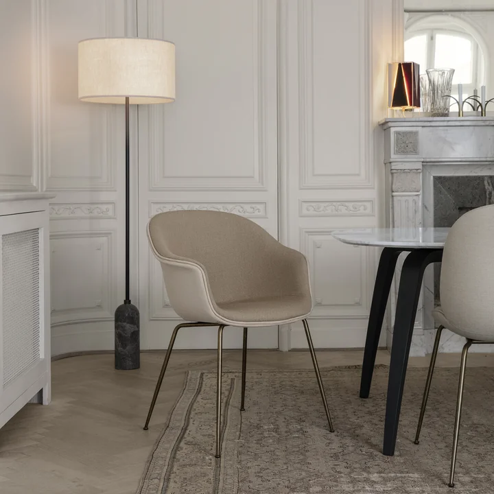 Gubi - Bat Dining Stuhl, Base schwarz / new beige
