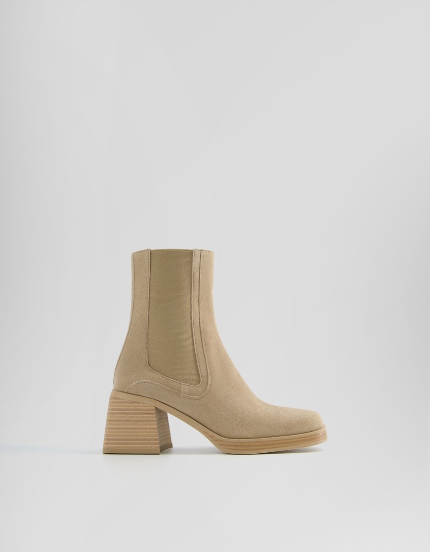 Botas de cano curto em couro elástico com salto bloco