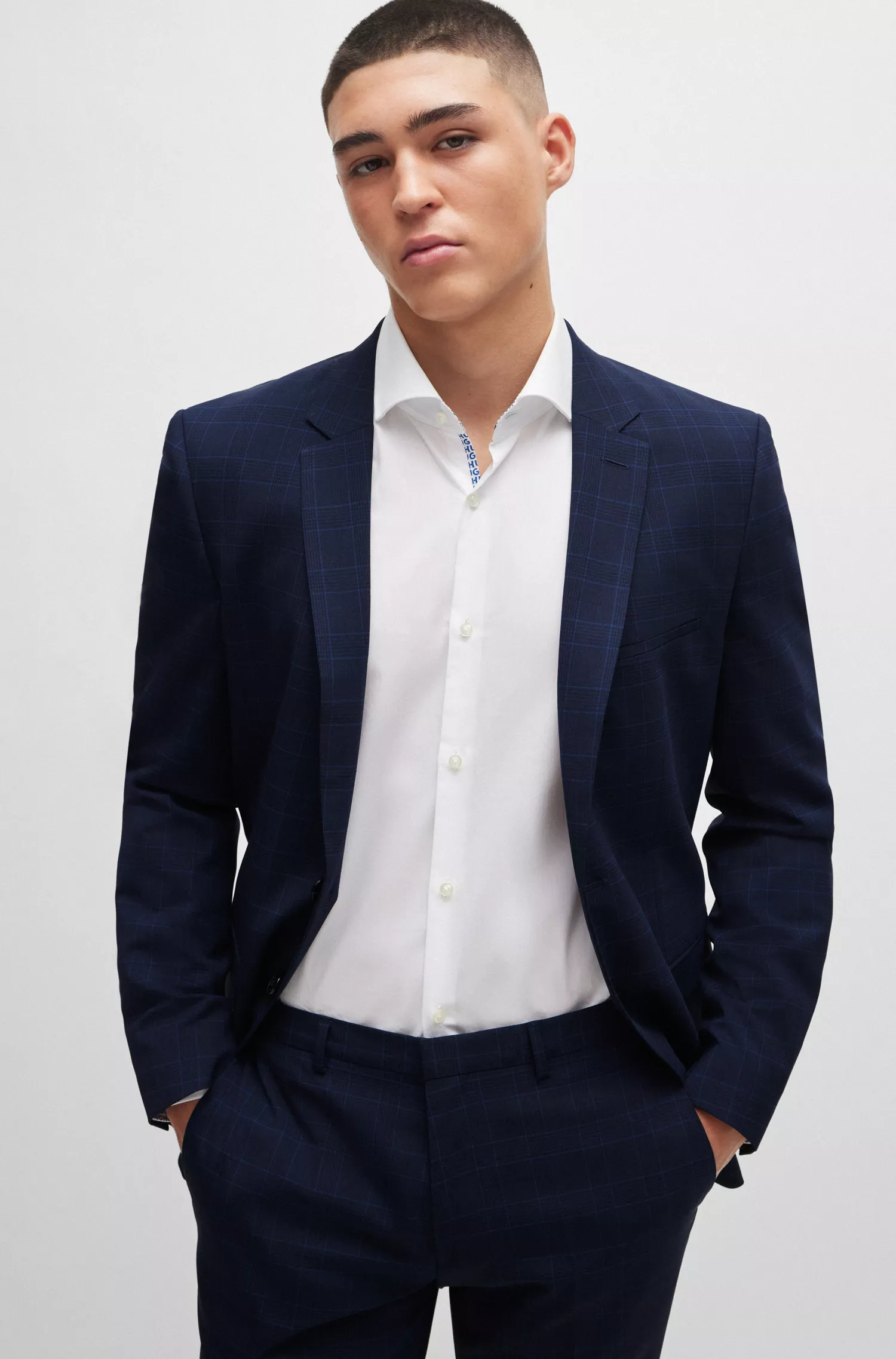 Terno xadrez HUGO vermelho, corte extra slim, em tecido elástico de alta performance.