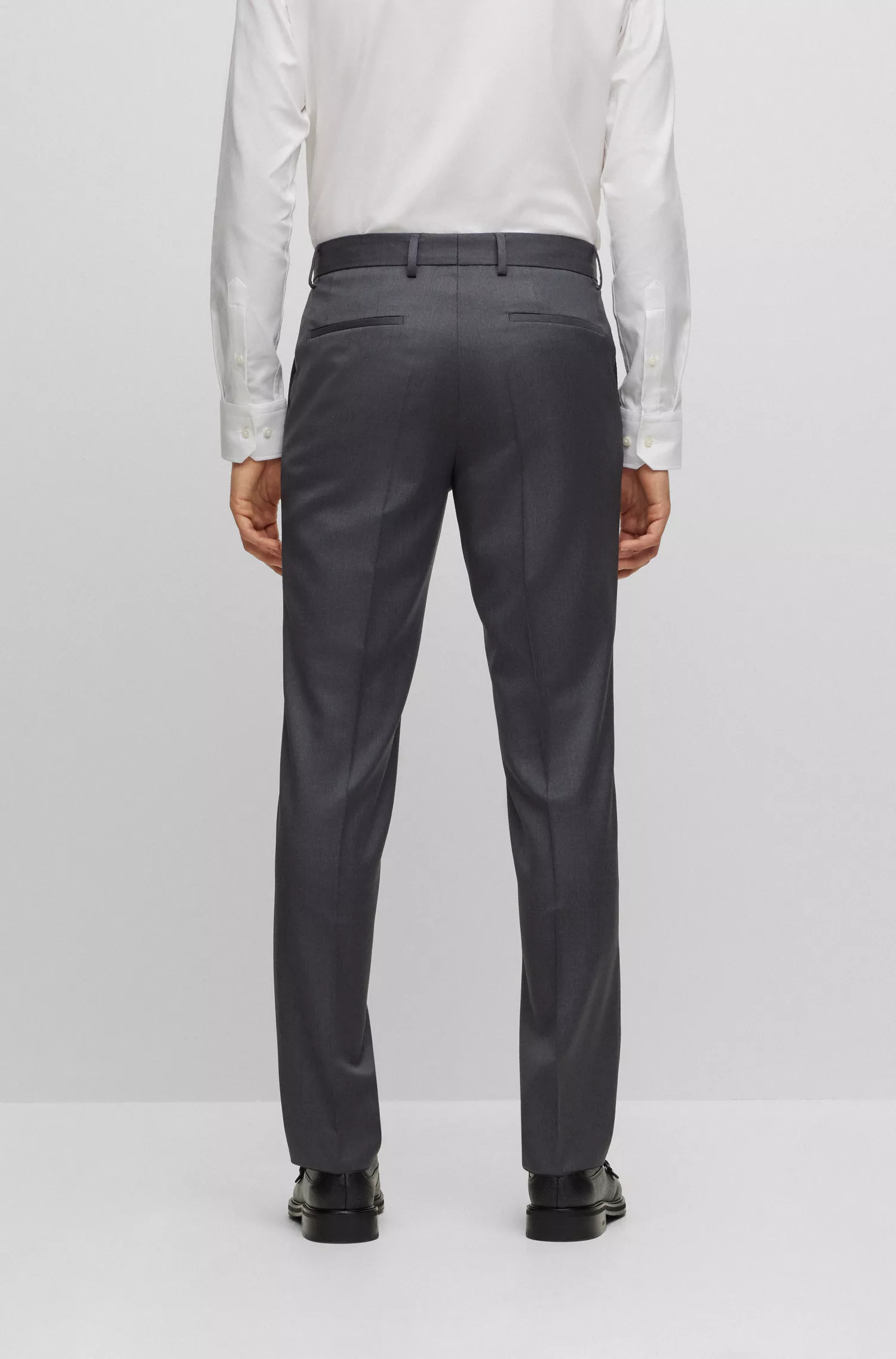 Calça BOSS preta de corte regular em sarja de lã virgem.