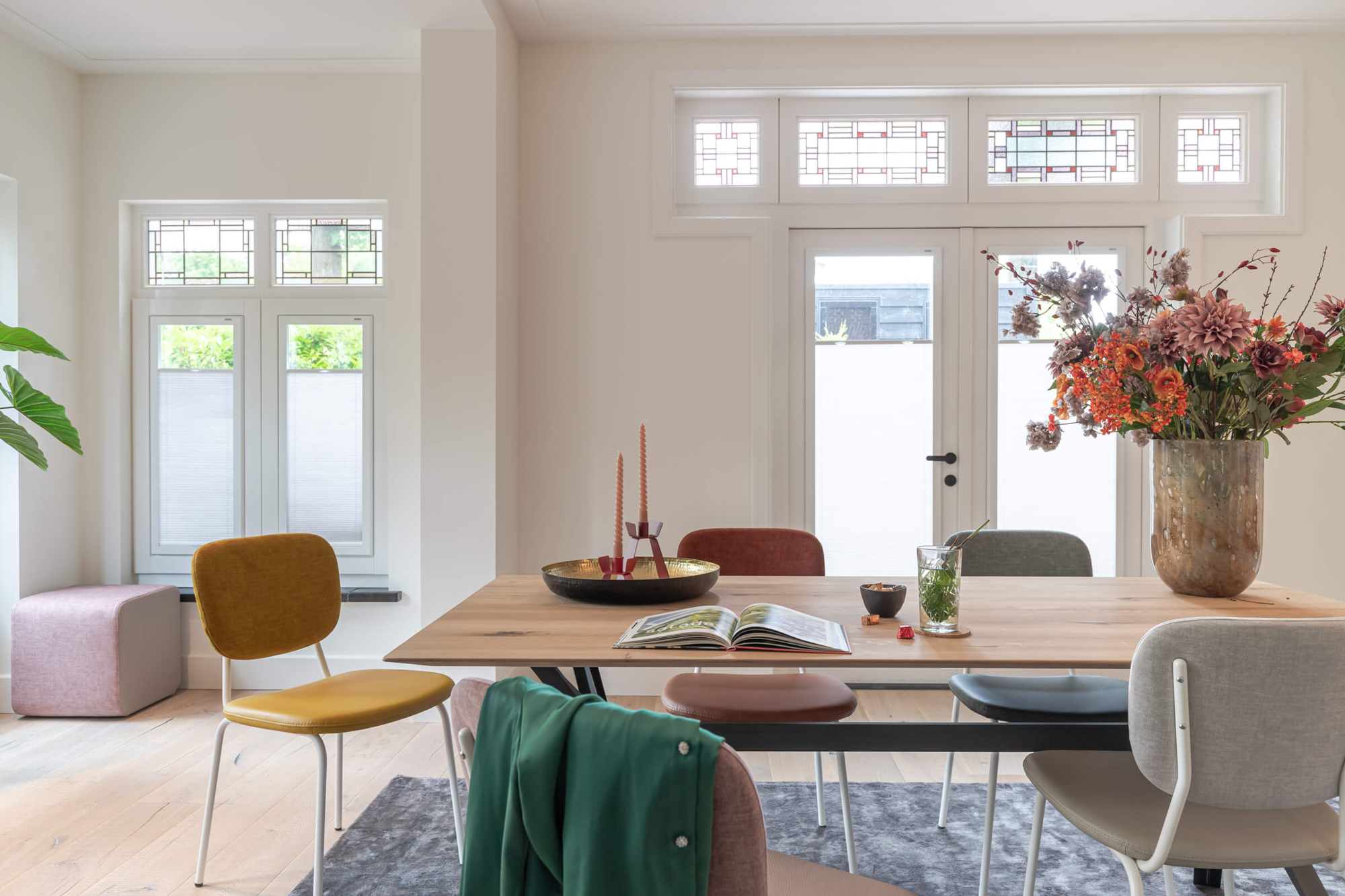 They & Me eettafel Chat – recht met afgeronde hoeken – eiken rustiek bianco olie – onderstel RAL9017 verkeerszwart 240 x 100 x 75 | Eiken Rustiek Bianco Olie | Verjongde Rand | Frame RAL9017 Verkeerszwart