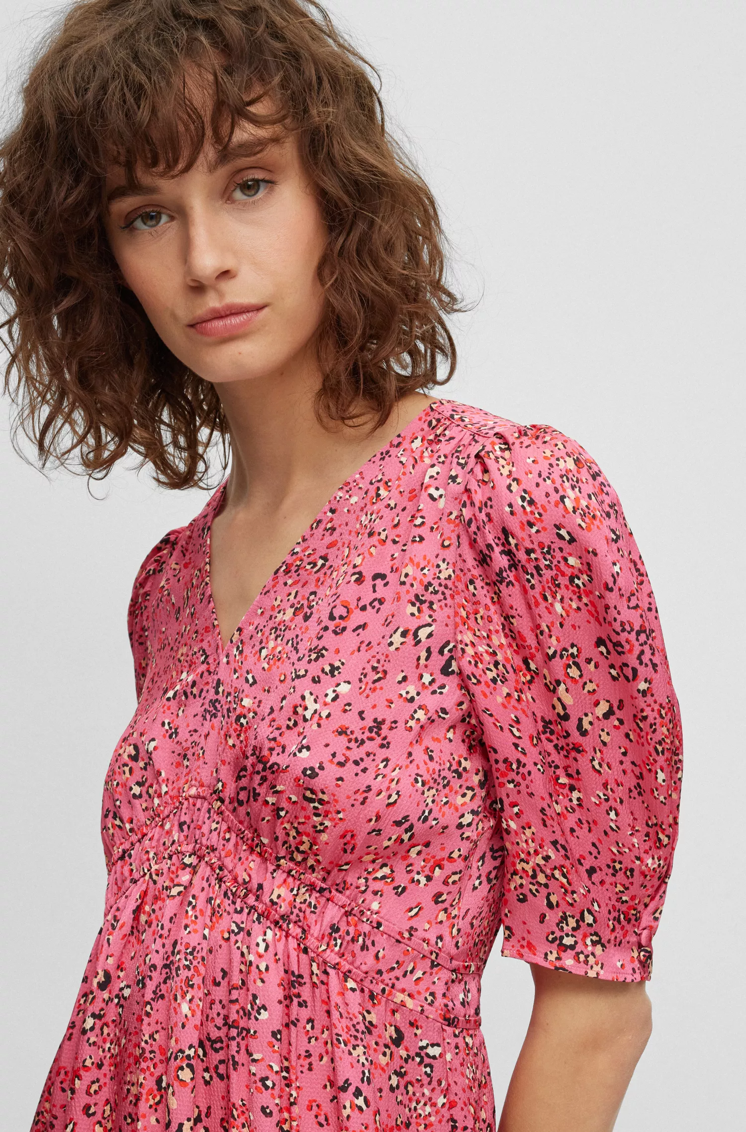 Vestido BOSS preto de mangas bufantes e modelagem regular com estampa floral.