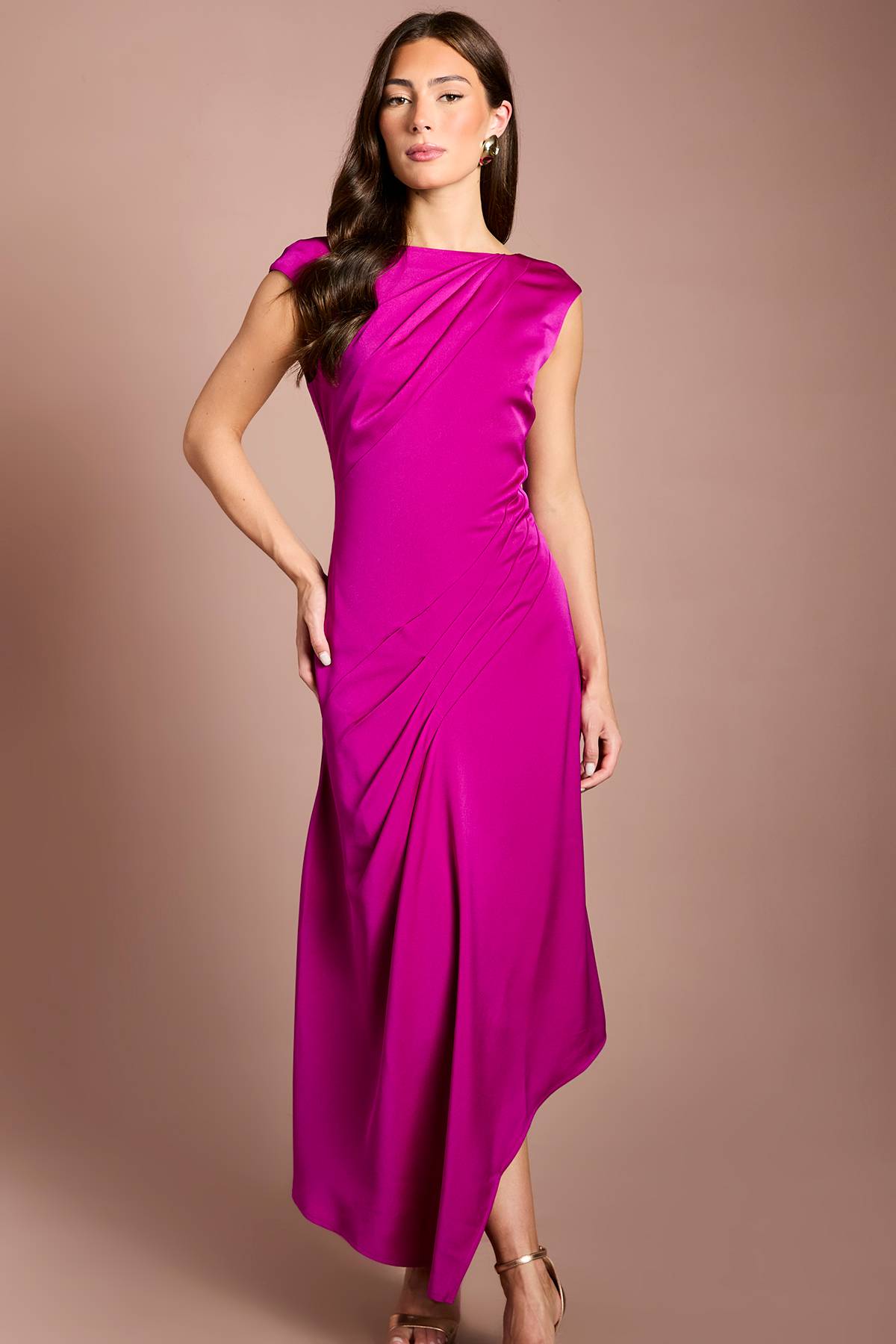 Coast Robe Midi Sans Manches À Dos En V Avec Ourlet Asymétrique