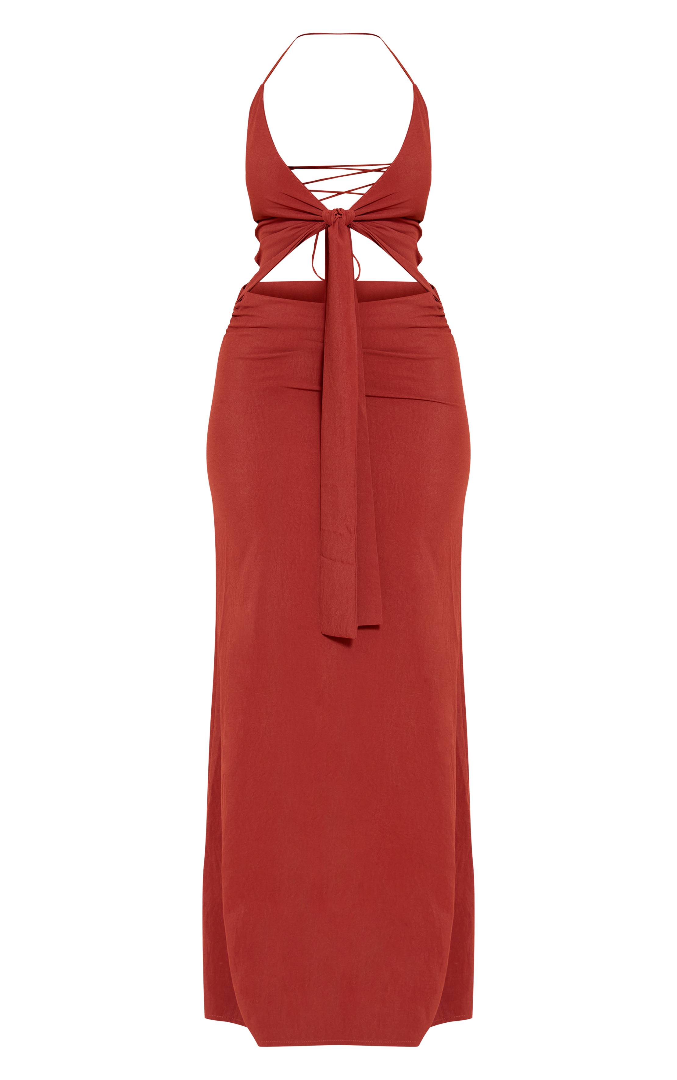 Rouge Profond Robe Longue Shape À Encolure Américaine Drapée En Satin Martelé