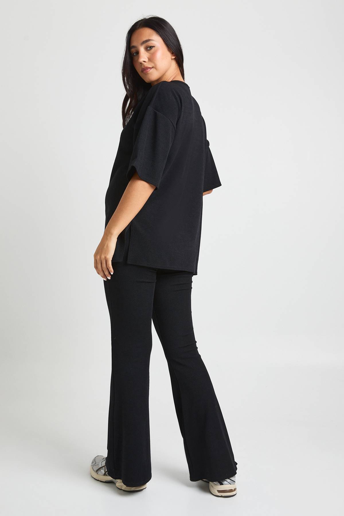 boohoo T-shirt oversize de maternité à fente latérale et pantalon évasé