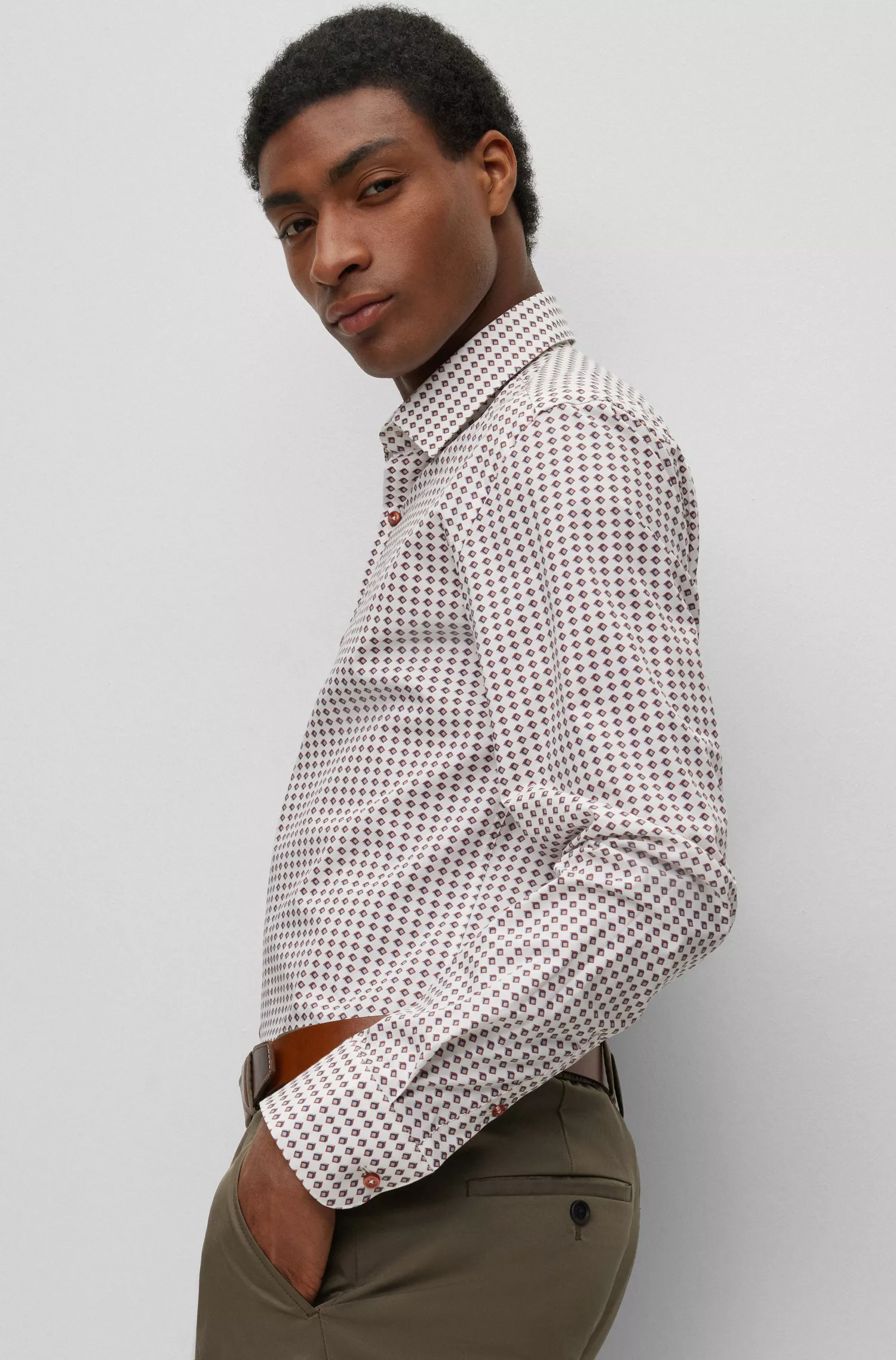 Camisa BOSS preta de corte slim em algodão elástico estampado.