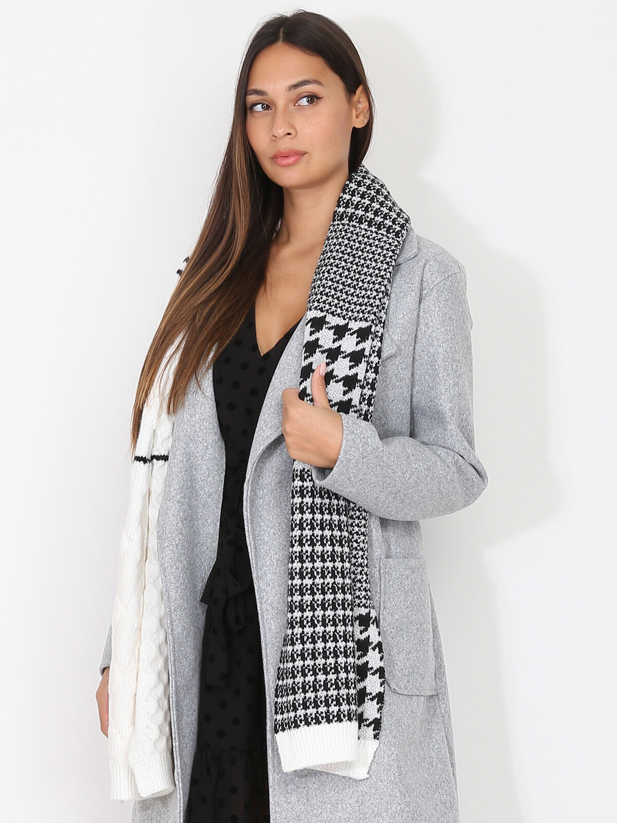 Écharpe en maille torsadée et motifs- Blanc / Noir
