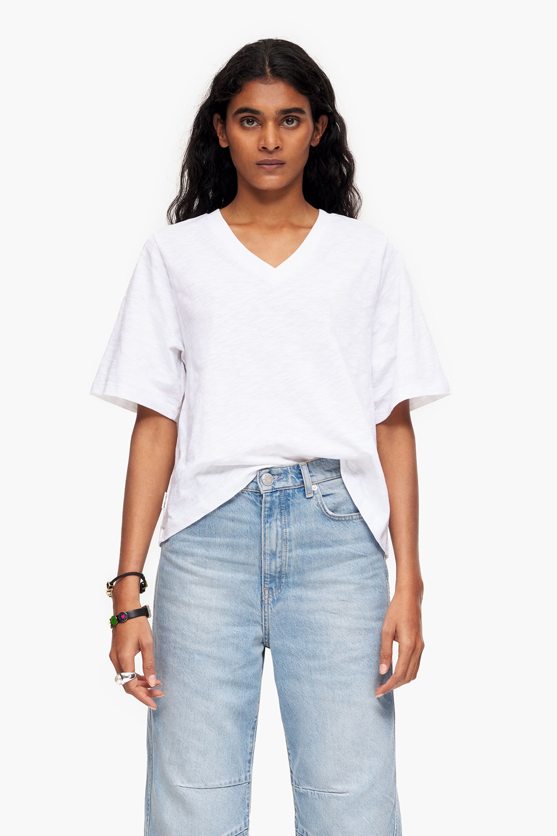 Camiseta branca de algodão com modelagem flare
