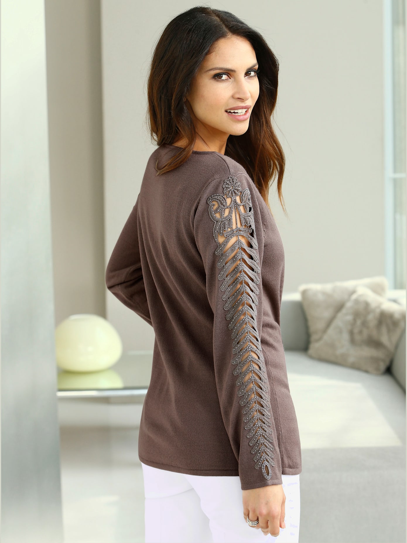 Pull manches originales laissant entrevoir les bras