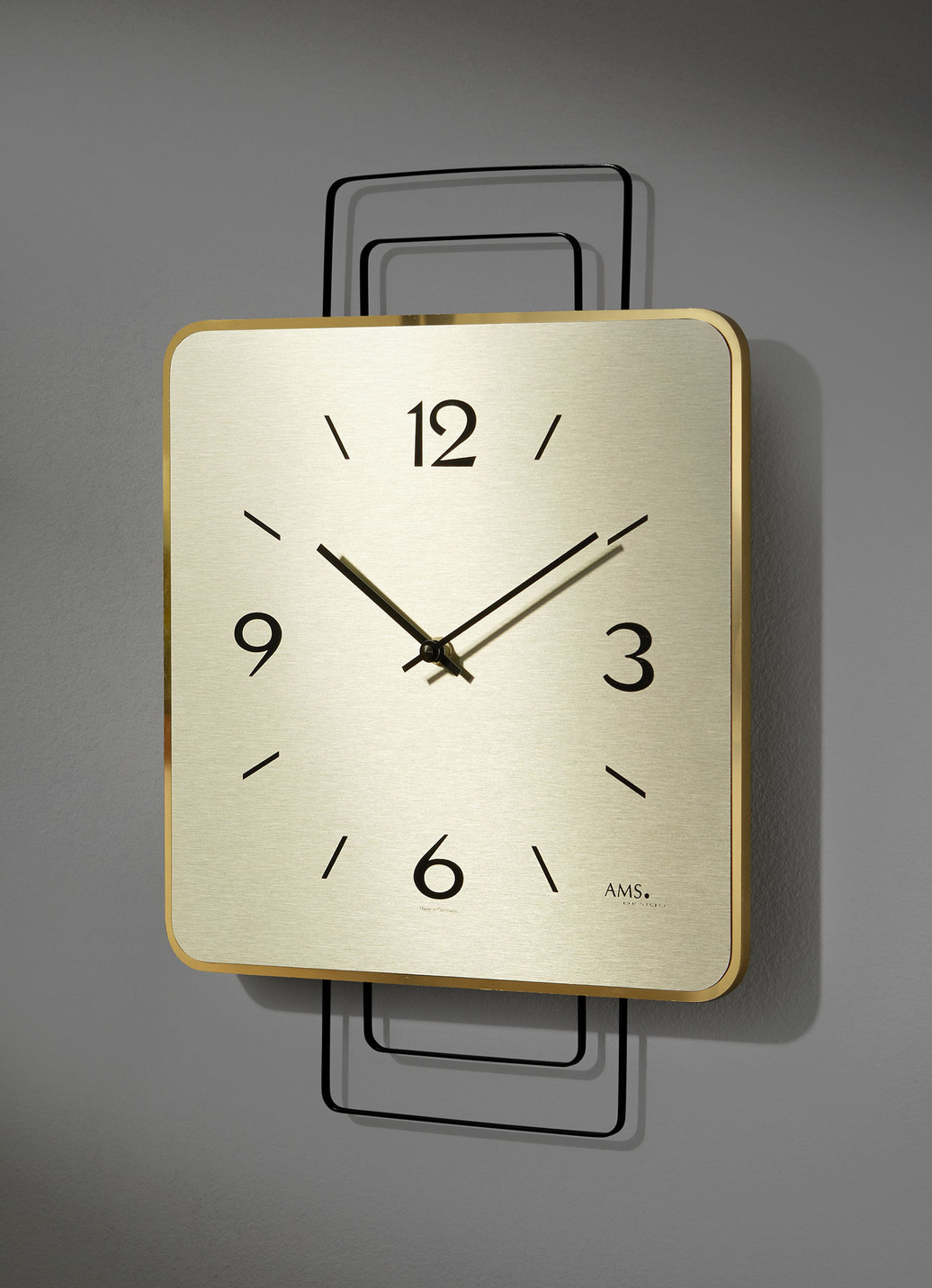 Wanduhr mit Holzgehäuse aus dem Hause AMS