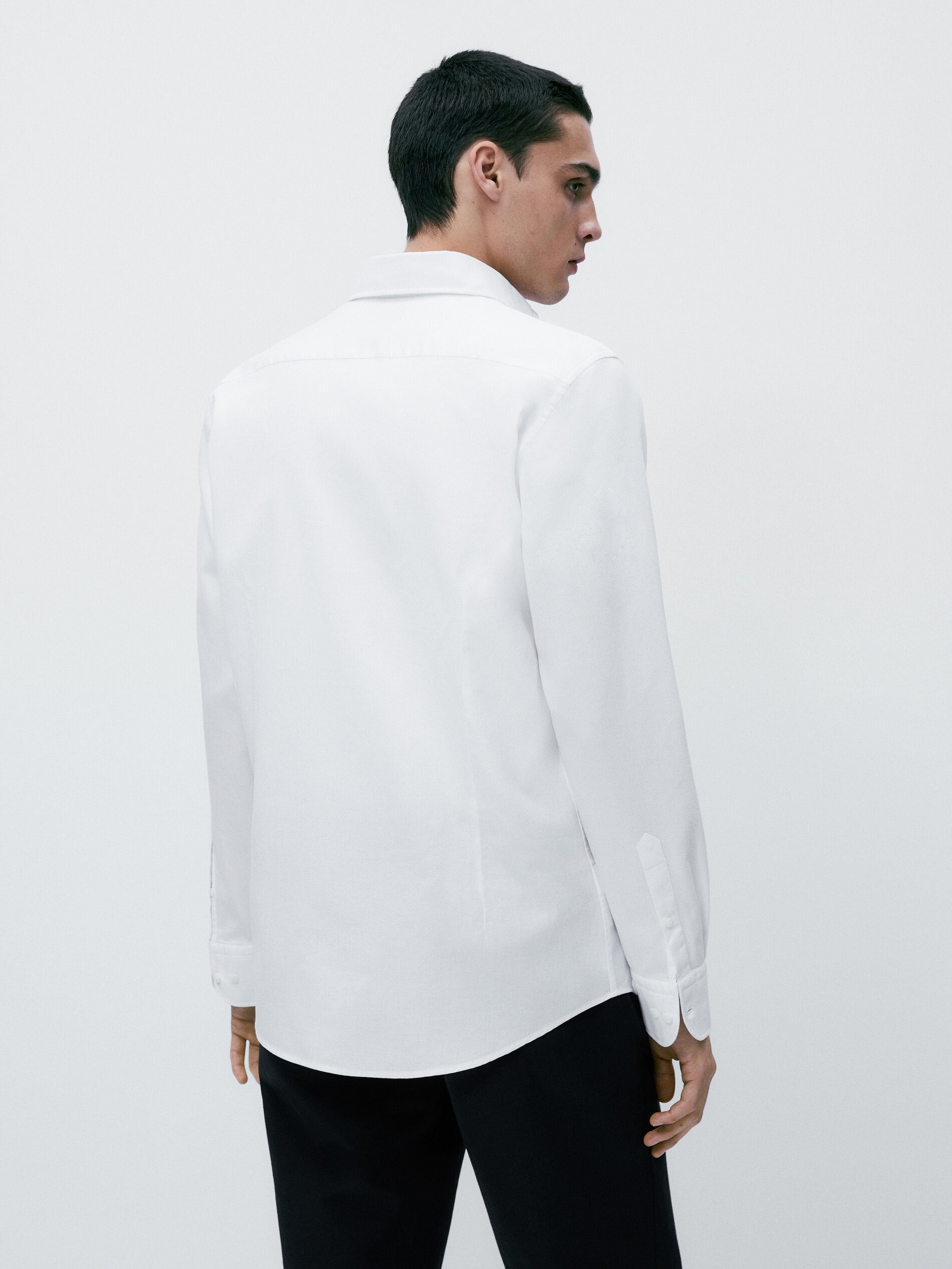 Camisa estruturada de corte slim com torção inglesa - BRANCA