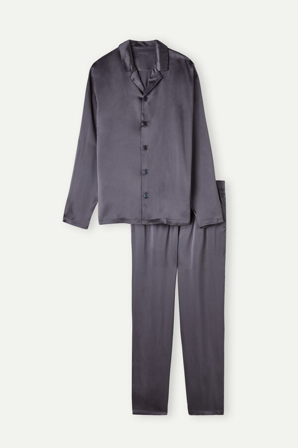 Pijama longo de seda com detalhes.