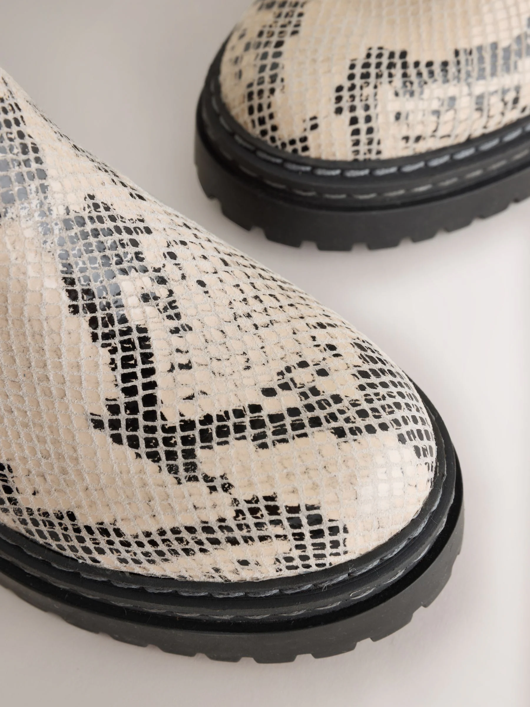 Bedrukt met neutrale slangenprint - Leren Chunky Chelsea Boots
