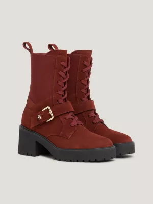 Botas de amarrar com detalhe de cinto de camurça