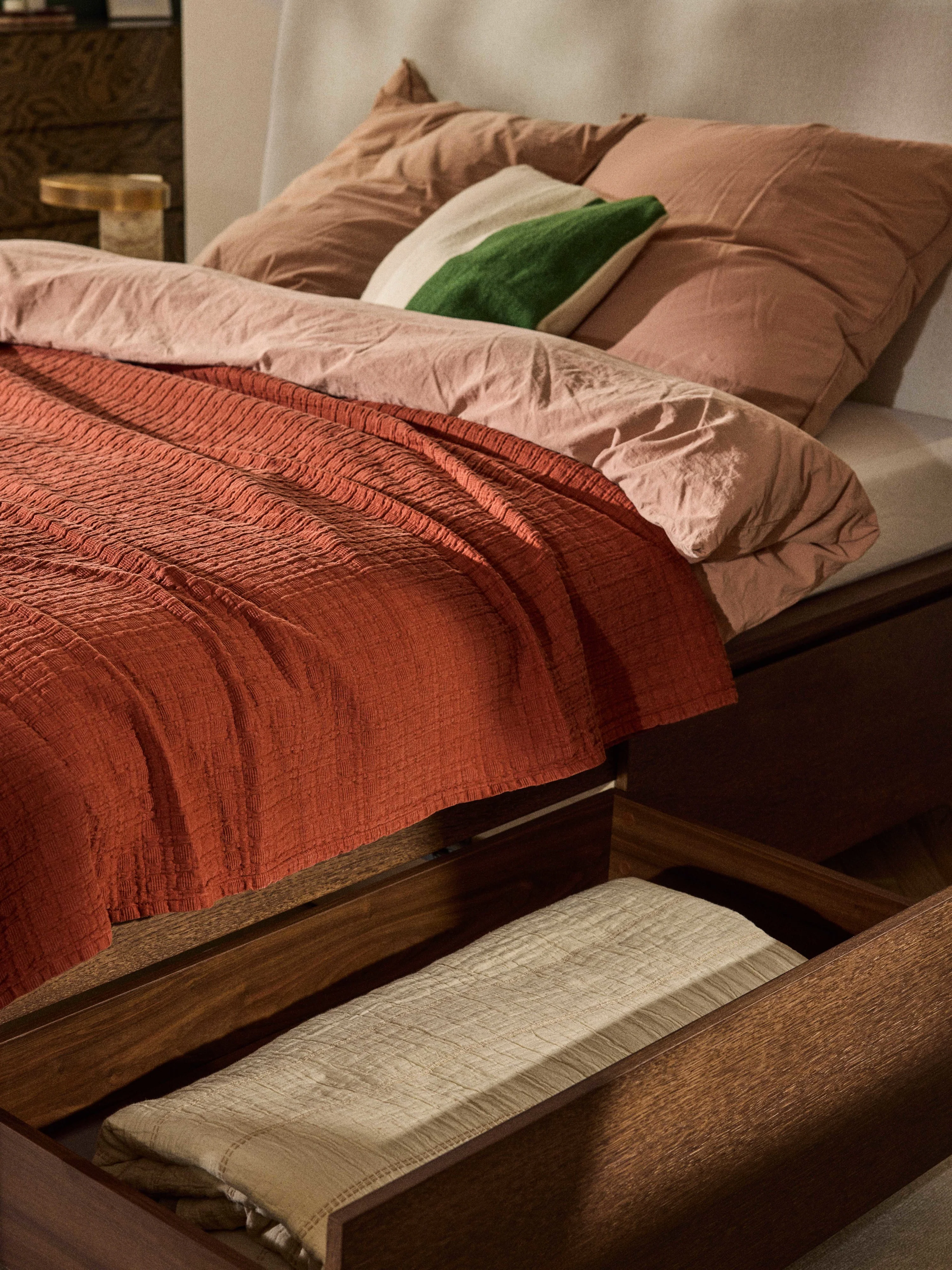 Houten bedframe Santiago met gestoffeerd hoofdeinde en lades