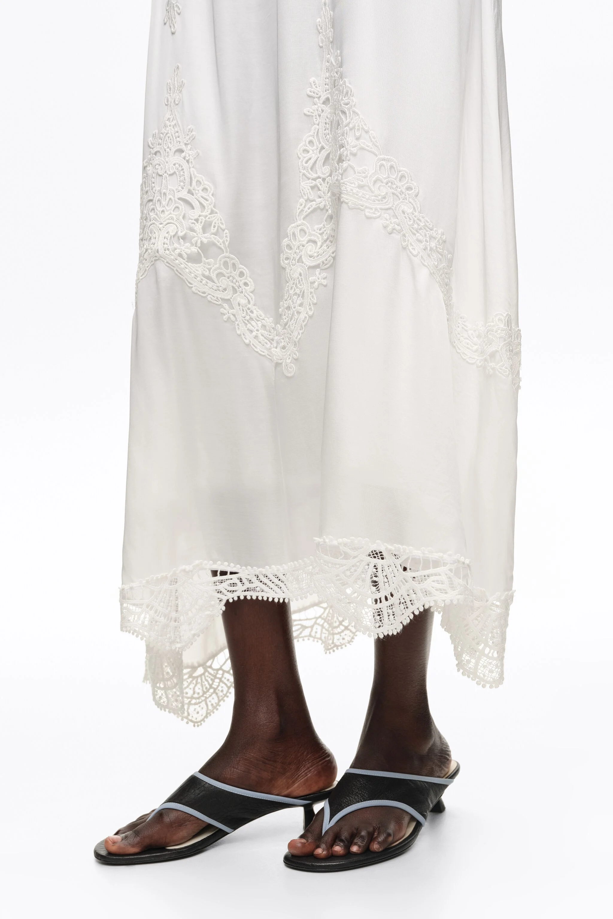 Vestido cor areia com alças finas e detalhes em crochê.