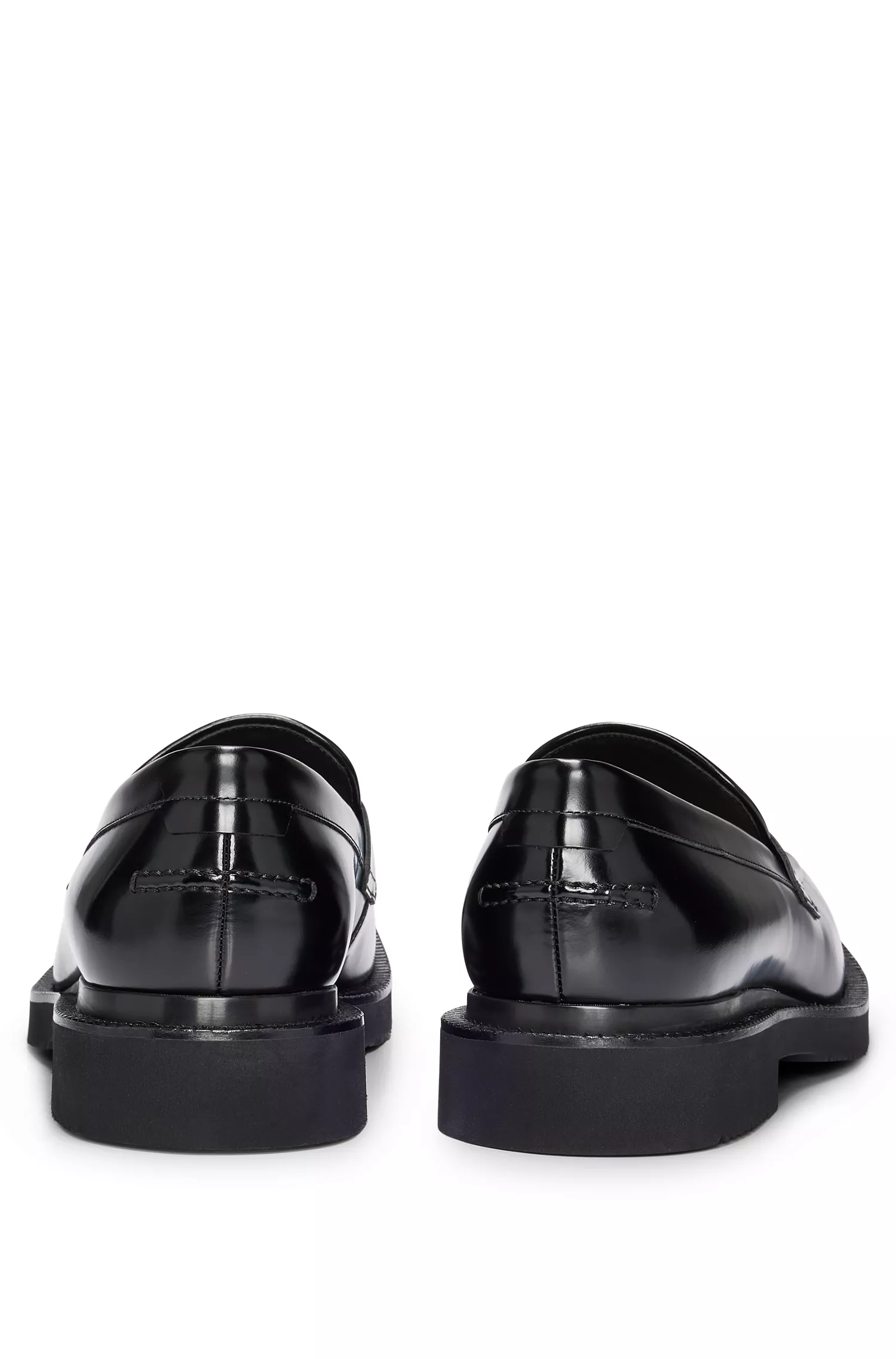 Mocassins BOSS com detalhes em preto e acabamento Penny em couro escovado.