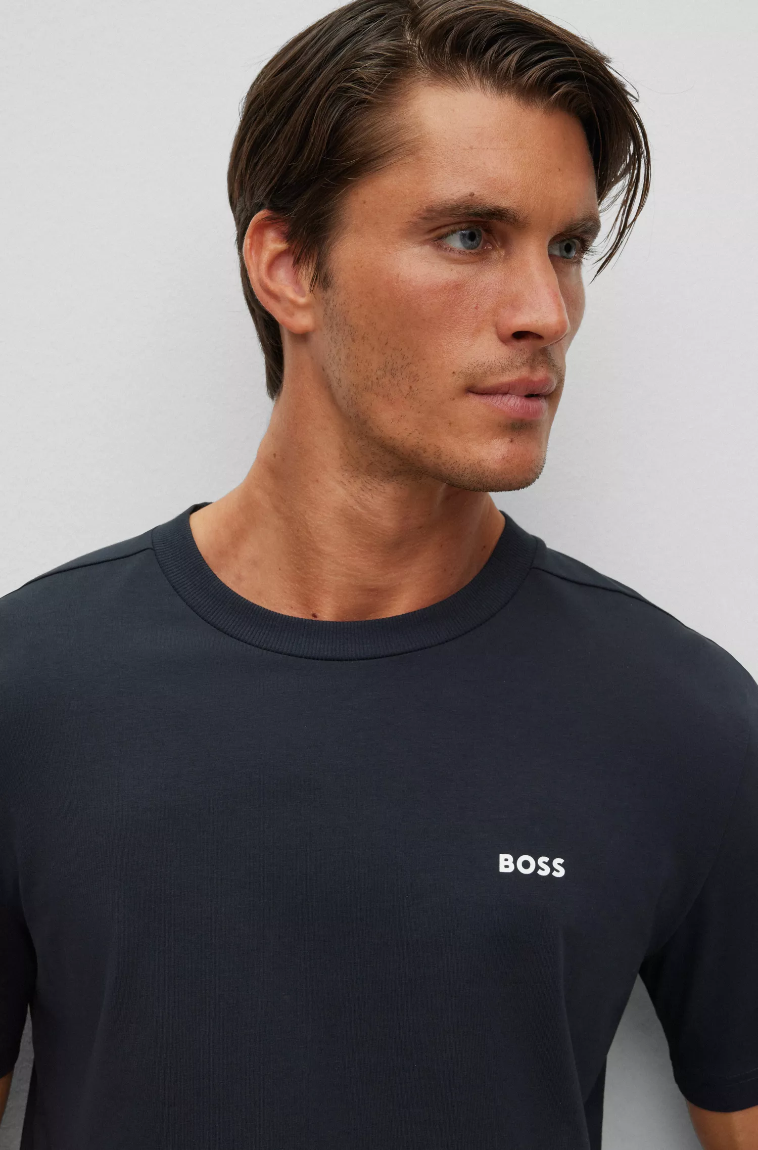 Camiseta BOSS verde em algodão stretch com logotipo contrastante.