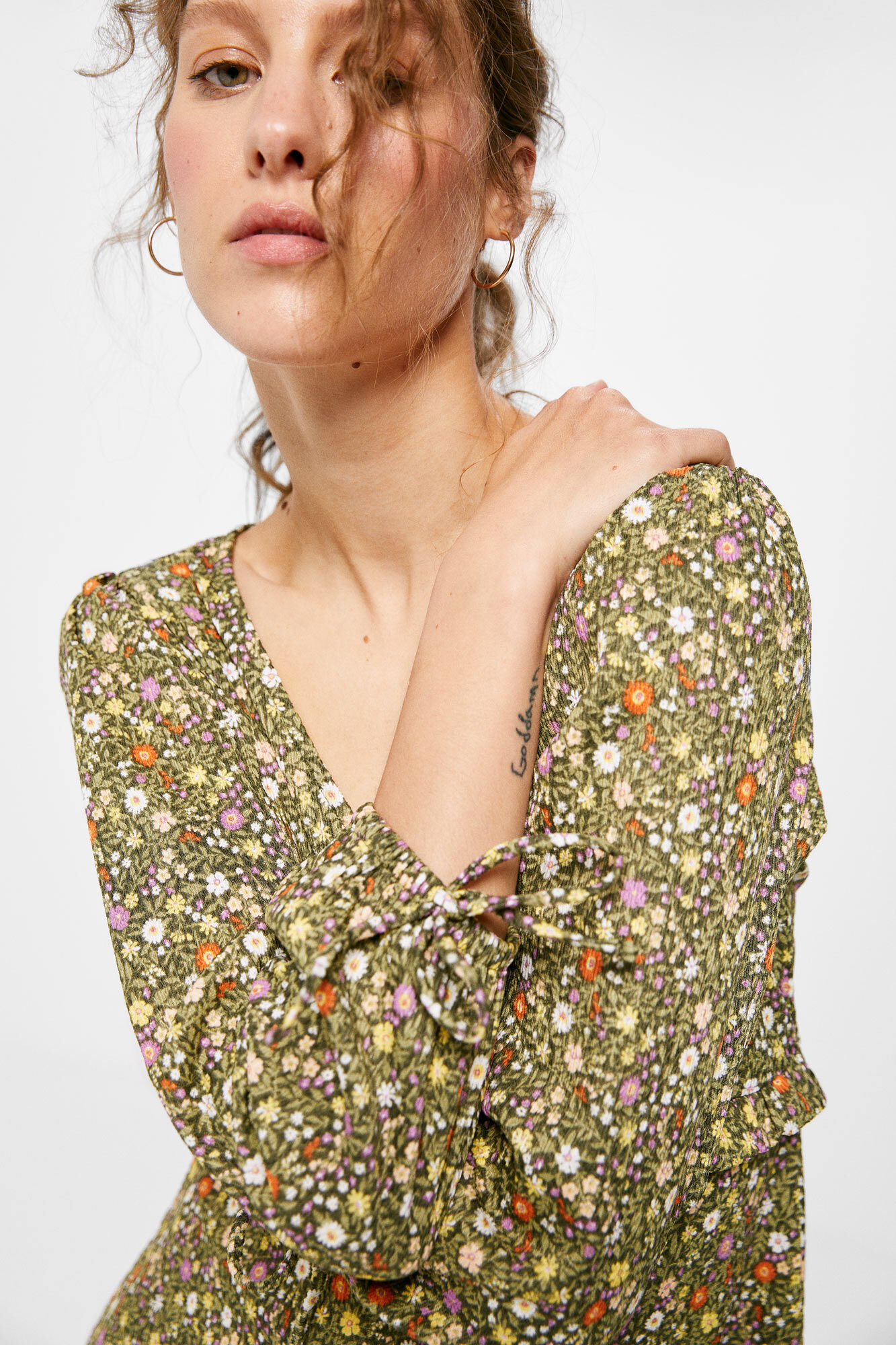 Vestido curto com estampa de babados