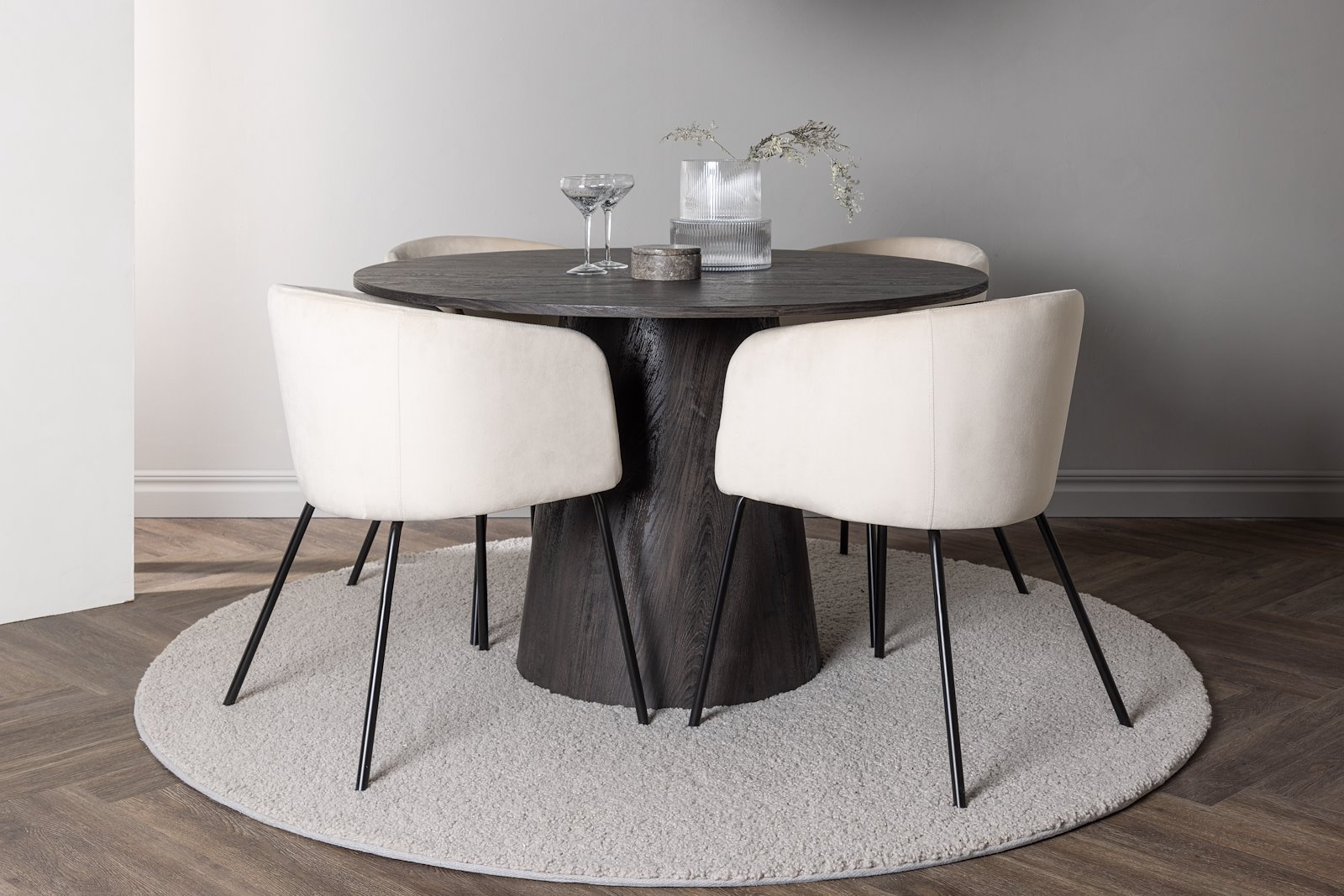 Lanzo og Berit Spisegruppe Lanzo rundt spisebord ø120cm i mocca med 4 stk. Berit med arm spisestoler i Beige fløyel og sorte ben.
