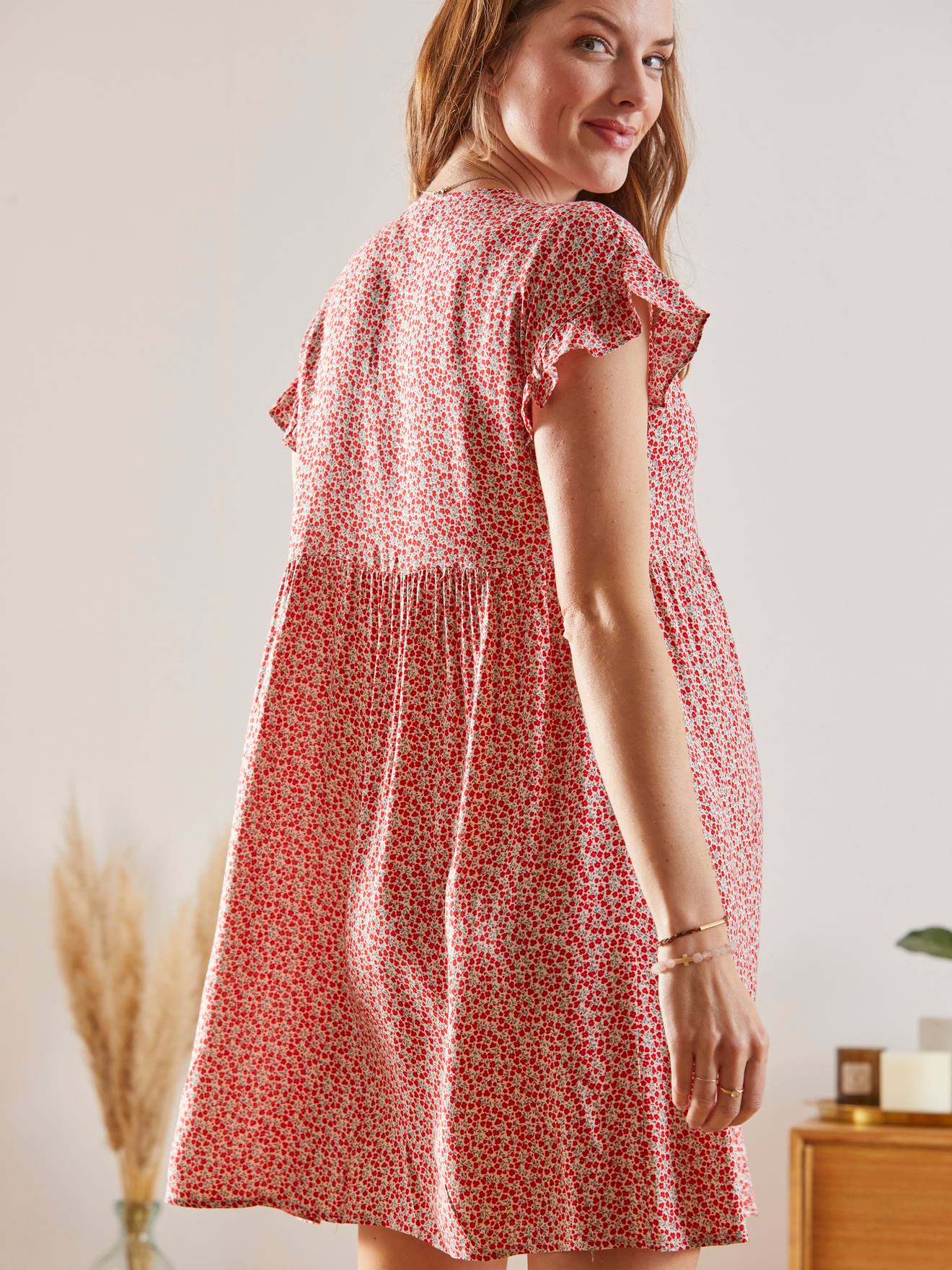 Vestido fluido estampado para gestantes e lactantes, estampa bege clara.