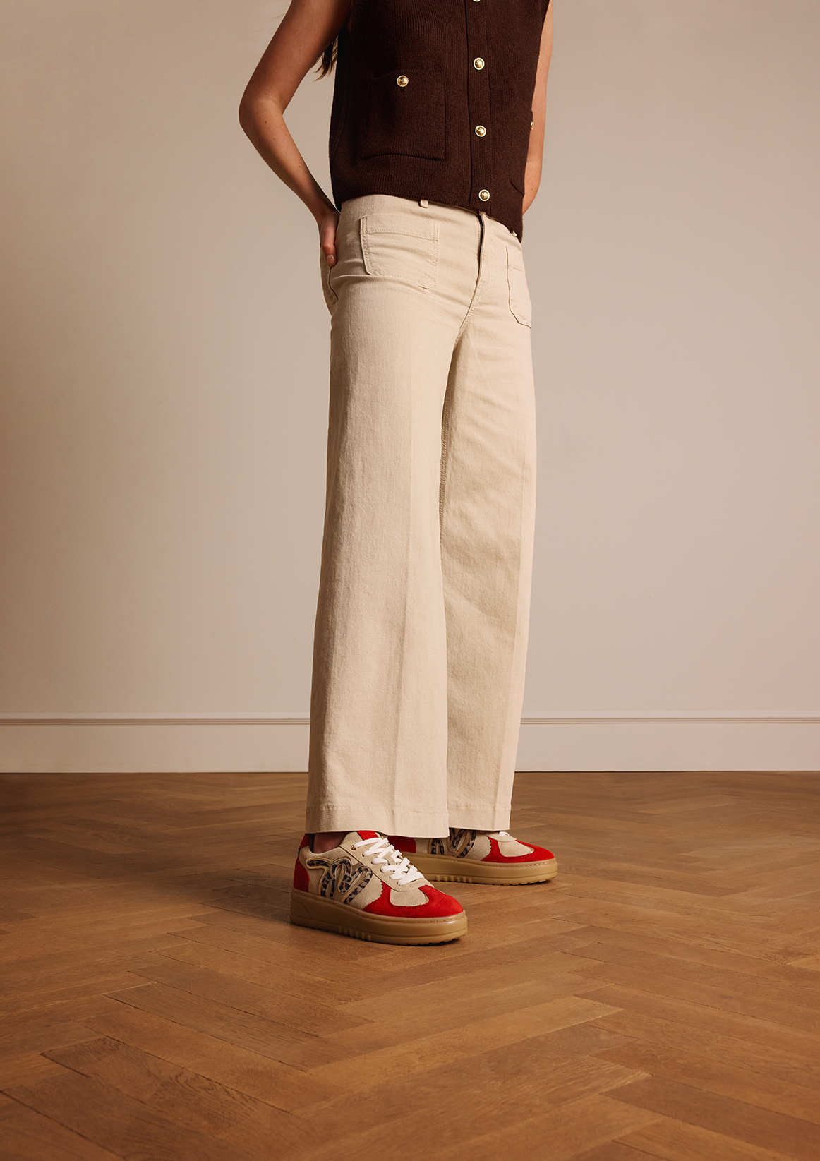 Beige suède sneakers met rode details