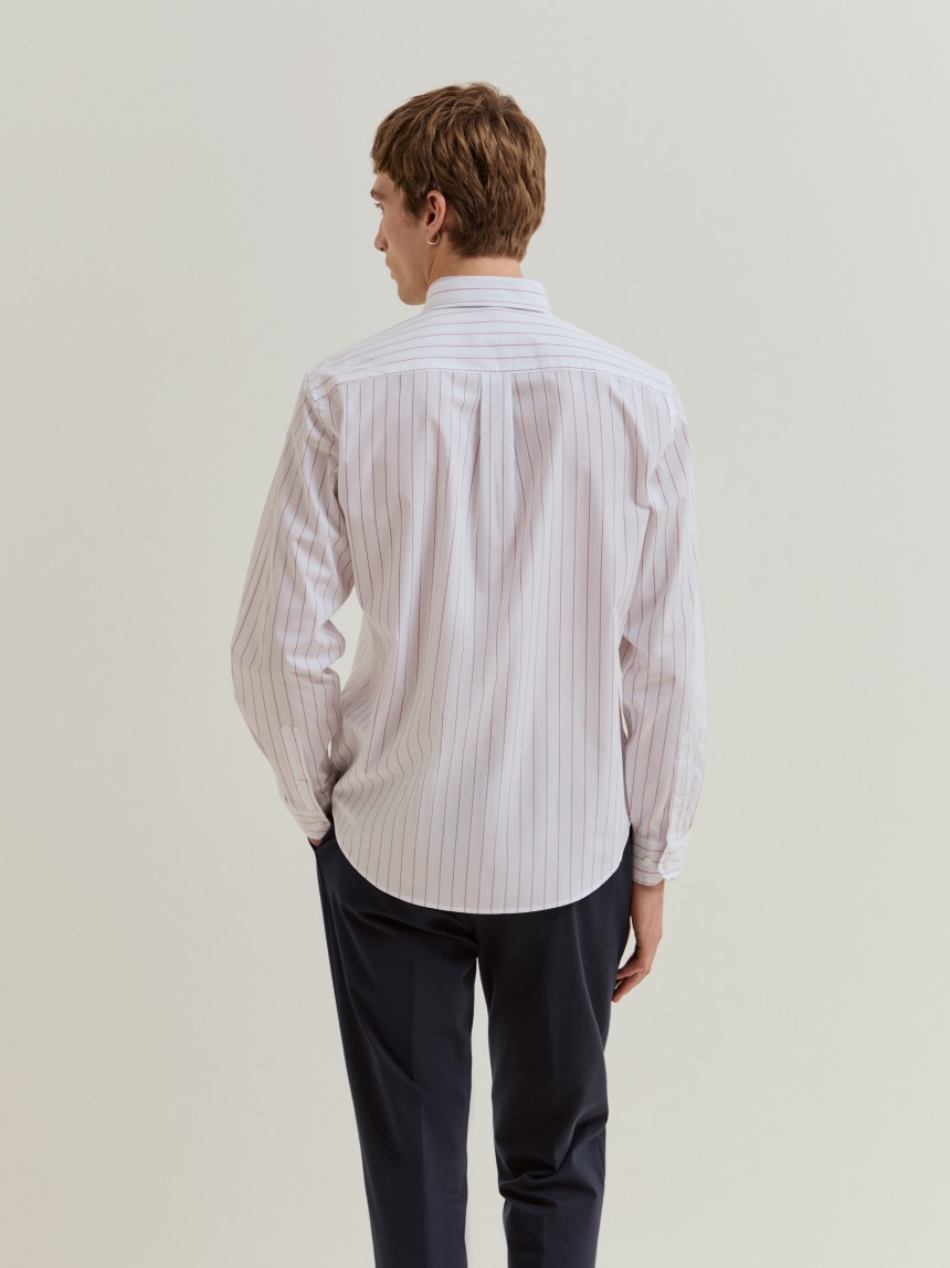 Camisa regular fit em algodão às riscas