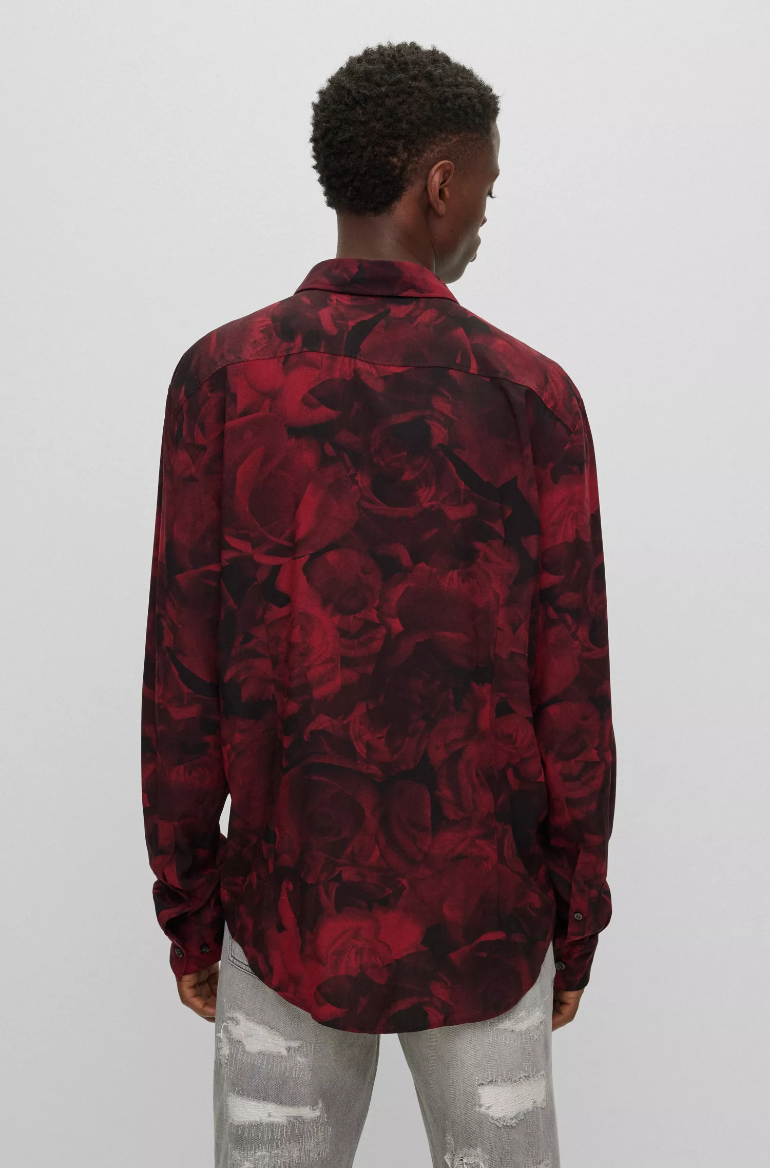 Camisa HUGO vermelha de corte slim em lona com estampa de rosas.