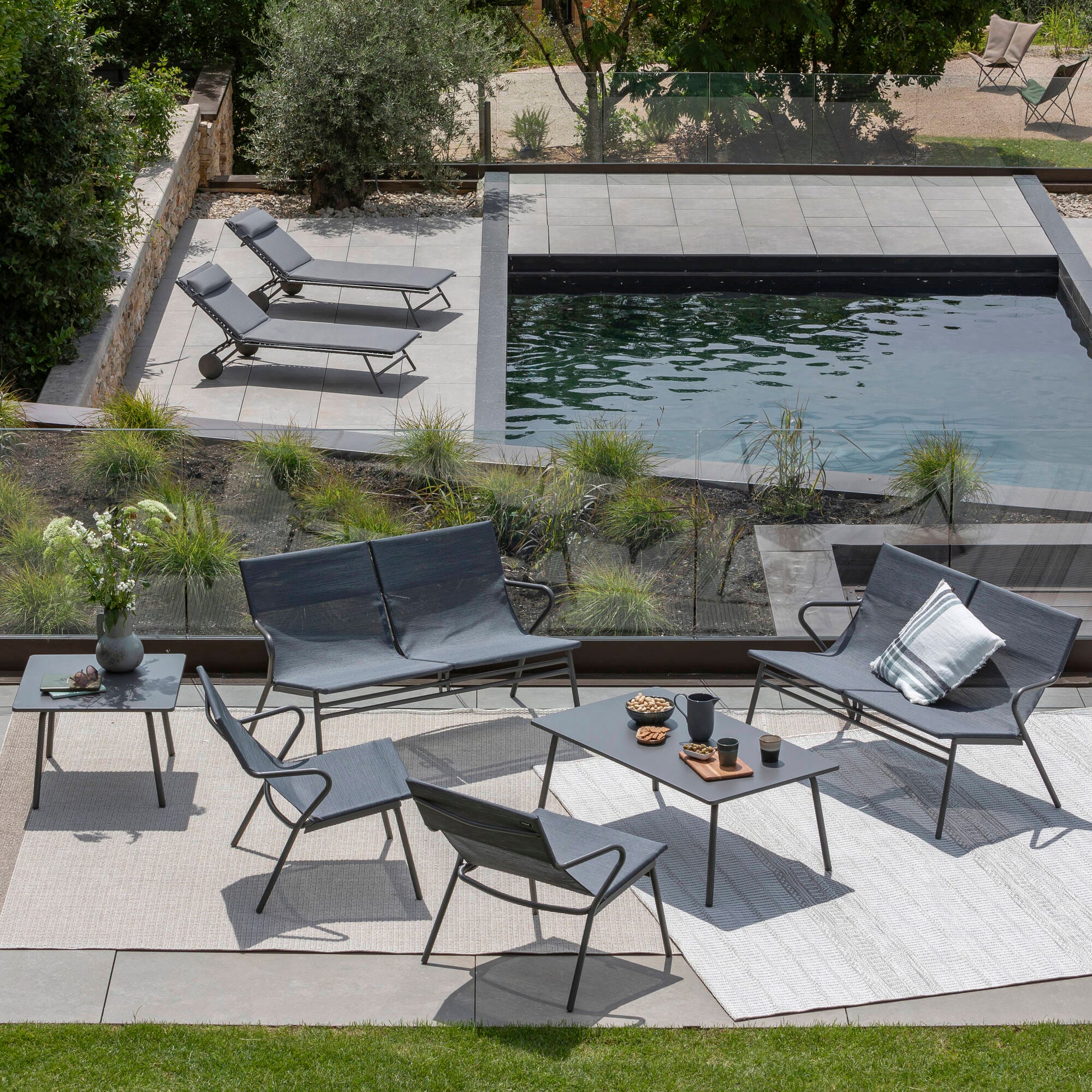 Niedriges Loungeset aus rechteckigem Tisch und 2 Bänken Vence Batyline® Duo Obsidian