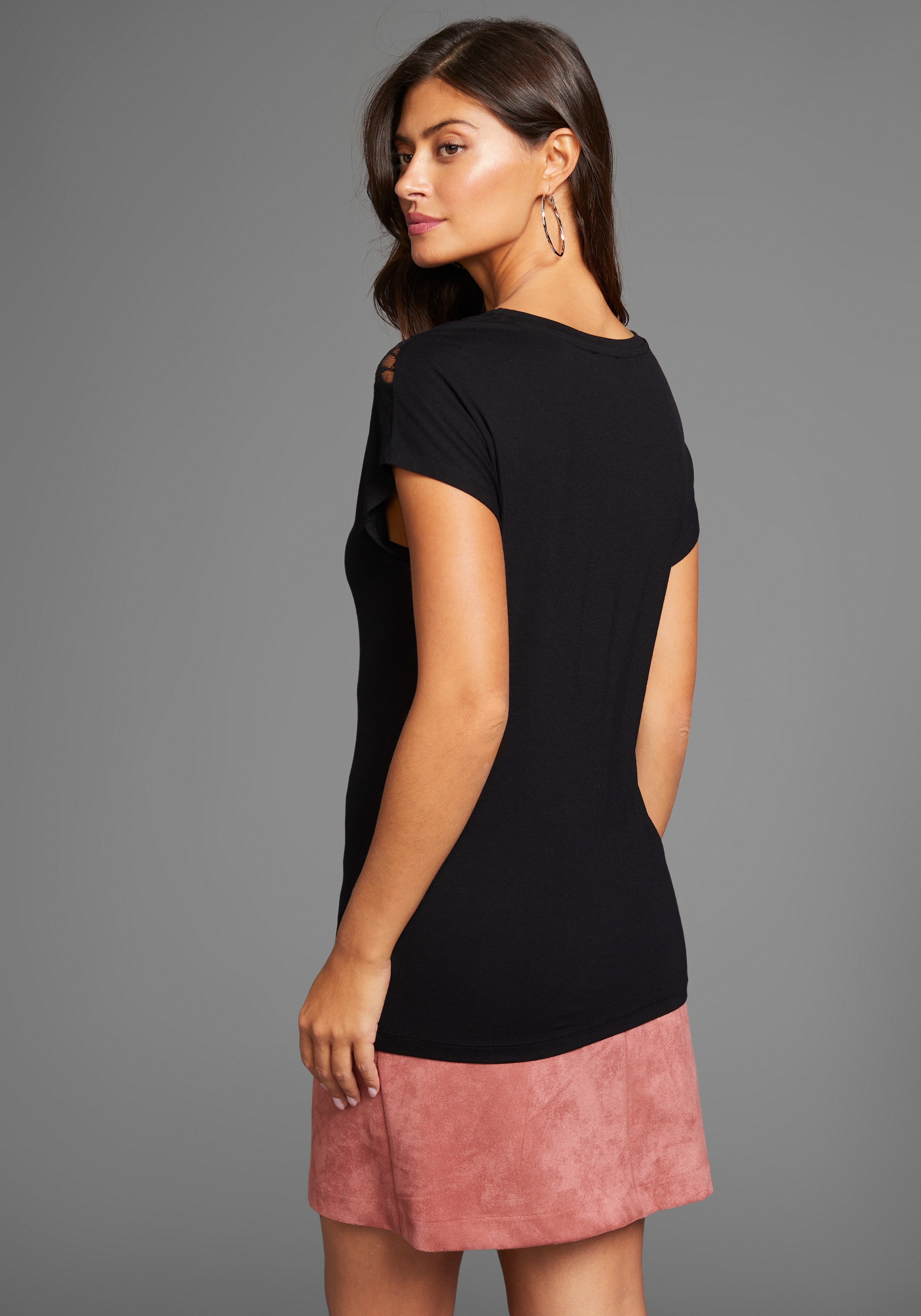 Laura Scott Rundhalsshirt , angeschnittene Kurzarmärmel,  figurumspielende Passform