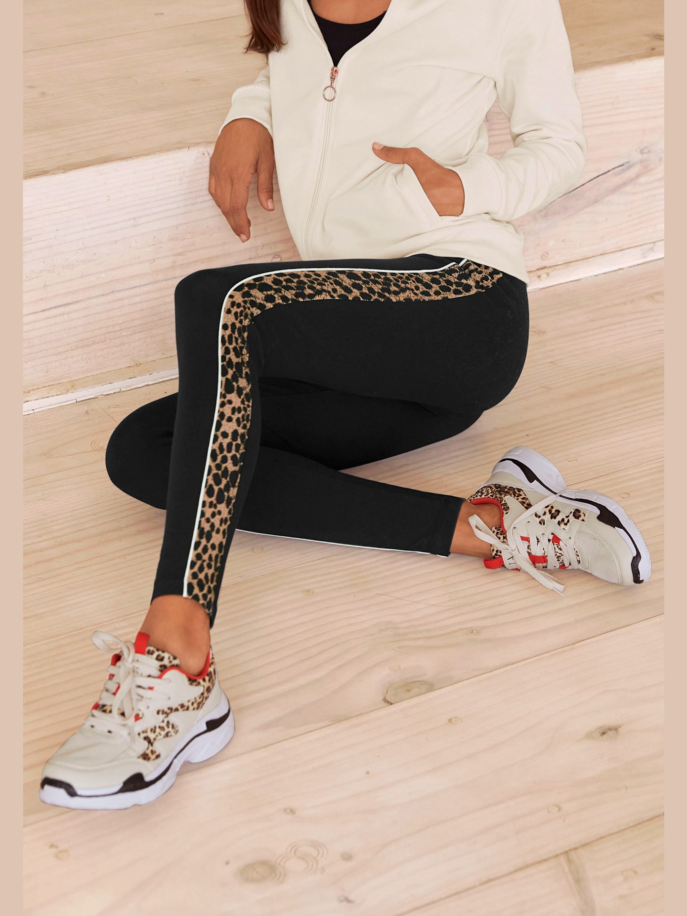 Legging avec détails léopard sur les côtés.