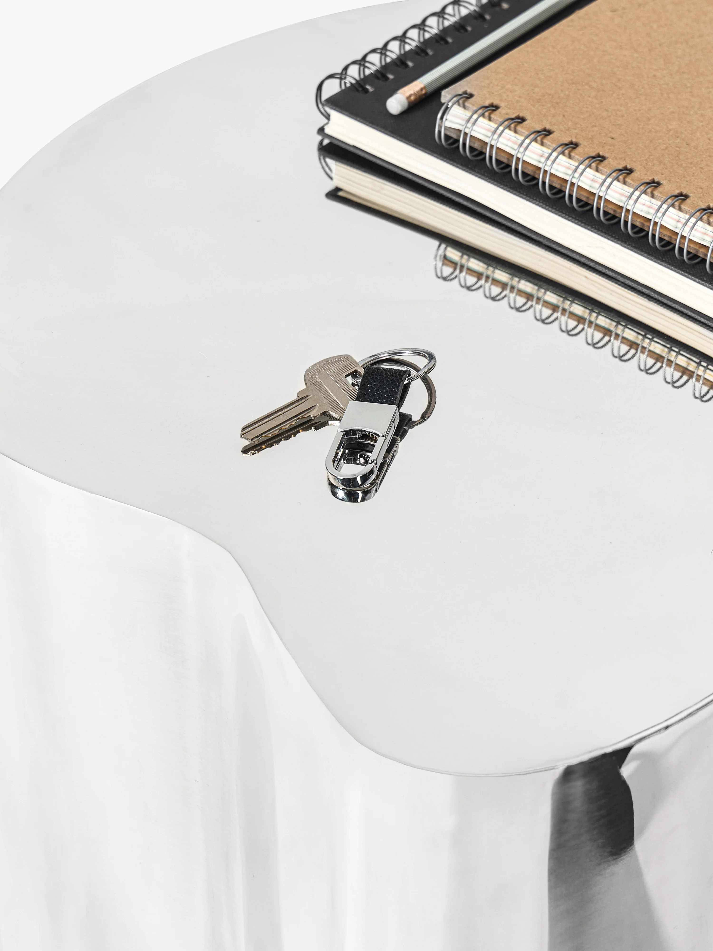 Metalen bijzettafel Dale in organische vorm
