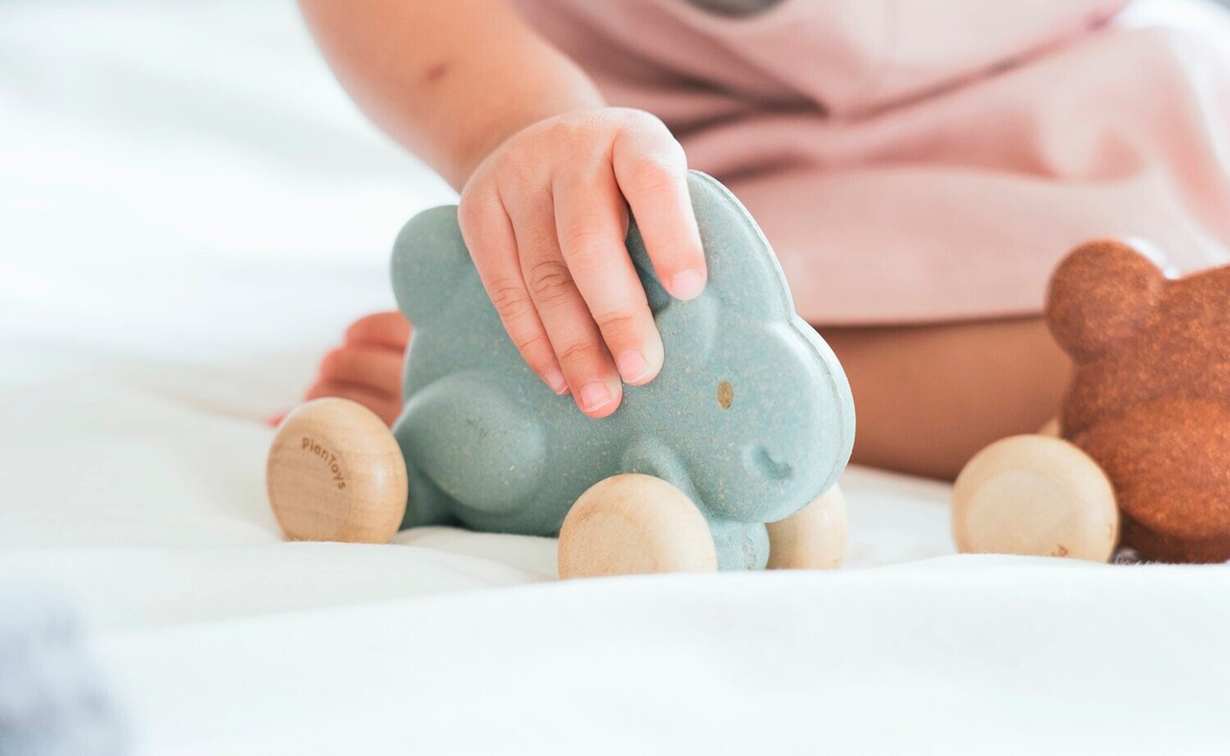 PlanToys Hase auf Rädern blau