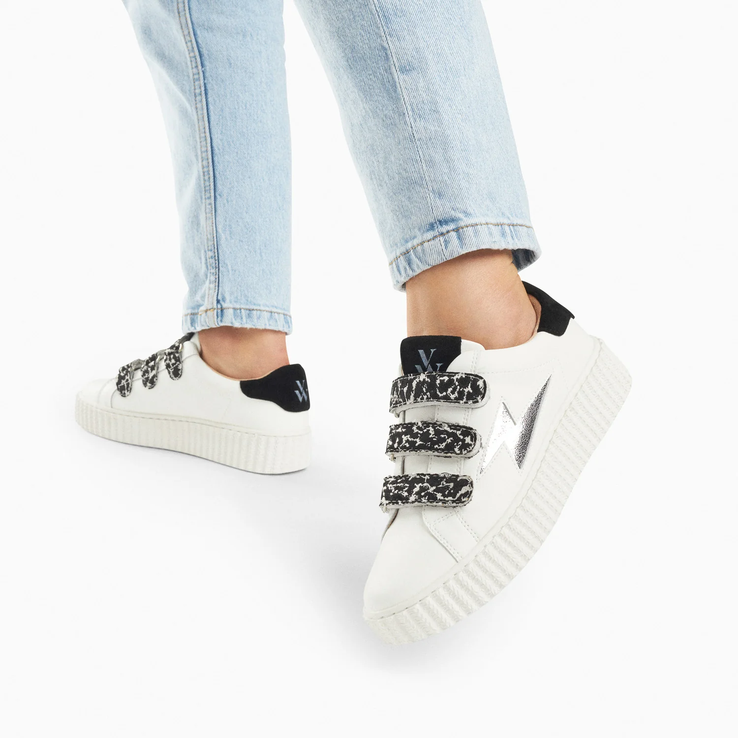 Sneakers-Baskets éclair Lyanna blanc et argent à scratchs léopard noirs