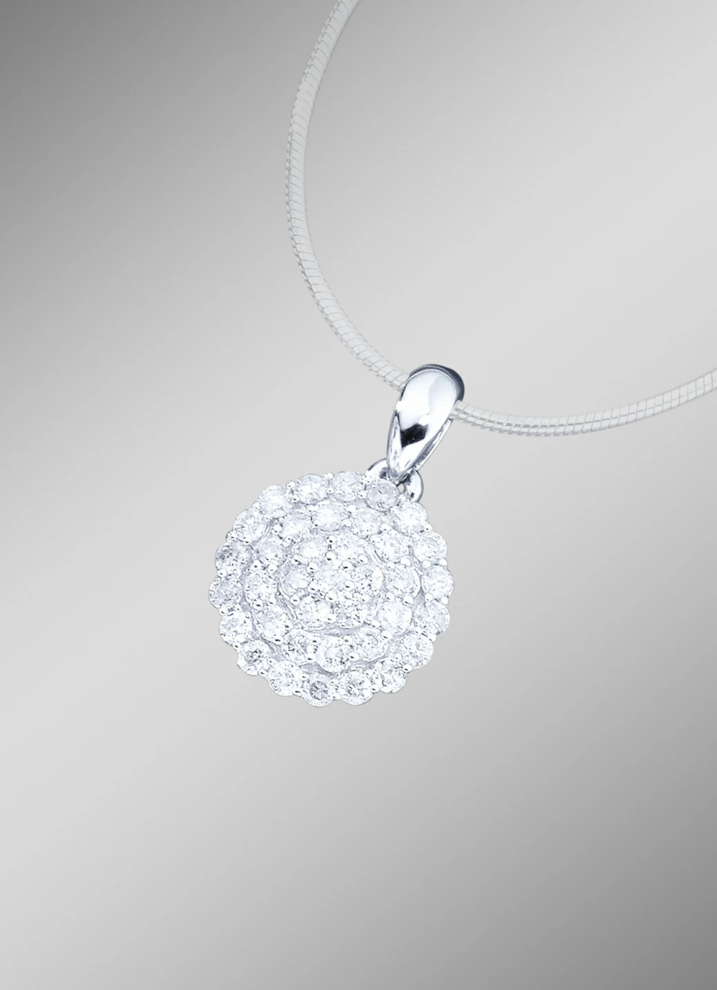 Hochwertig ausgefasster Anhänger mit Brillanten
