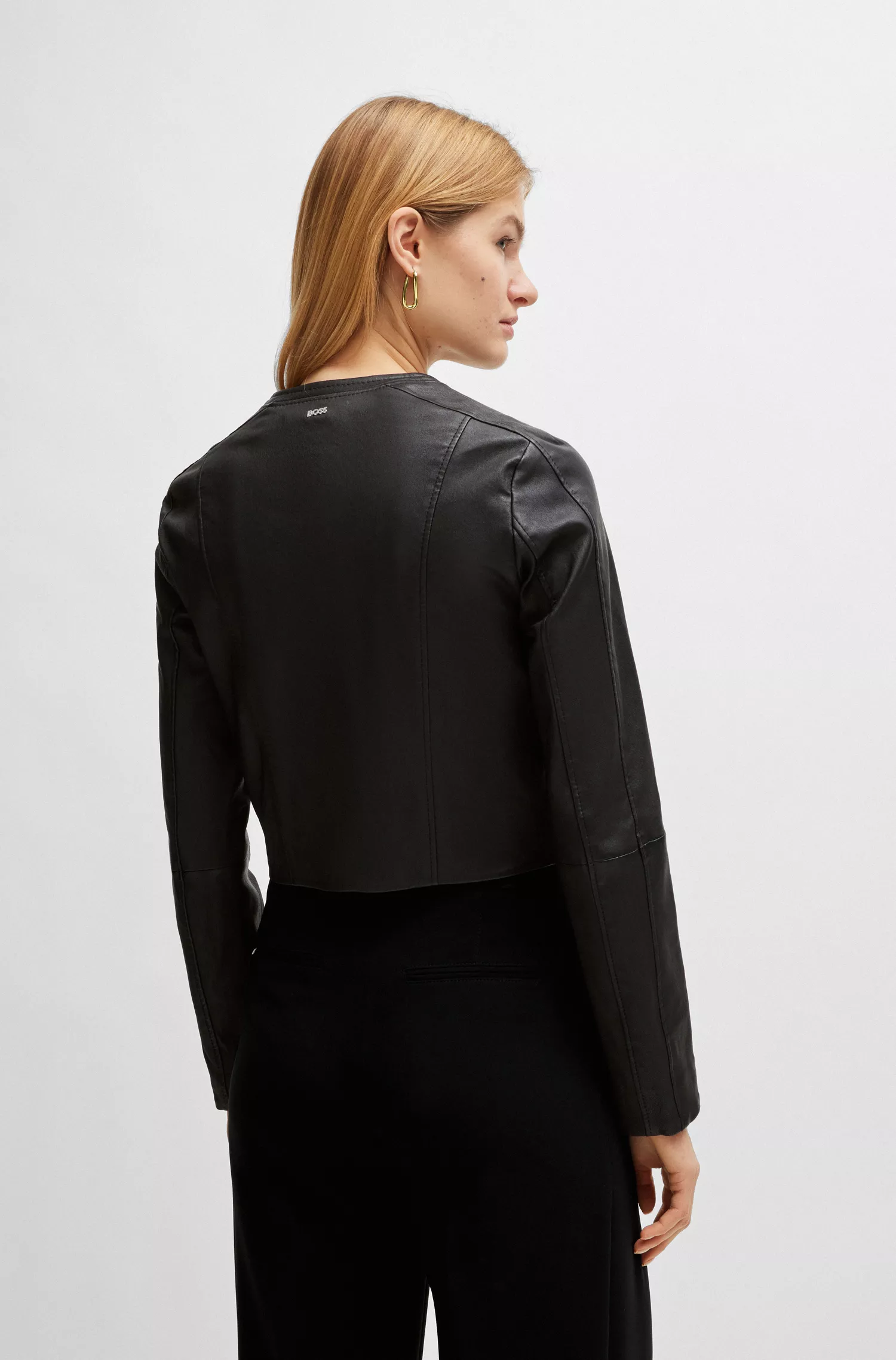 Jaqueta de couro BOSS preta sem gola, modelagem slim.
